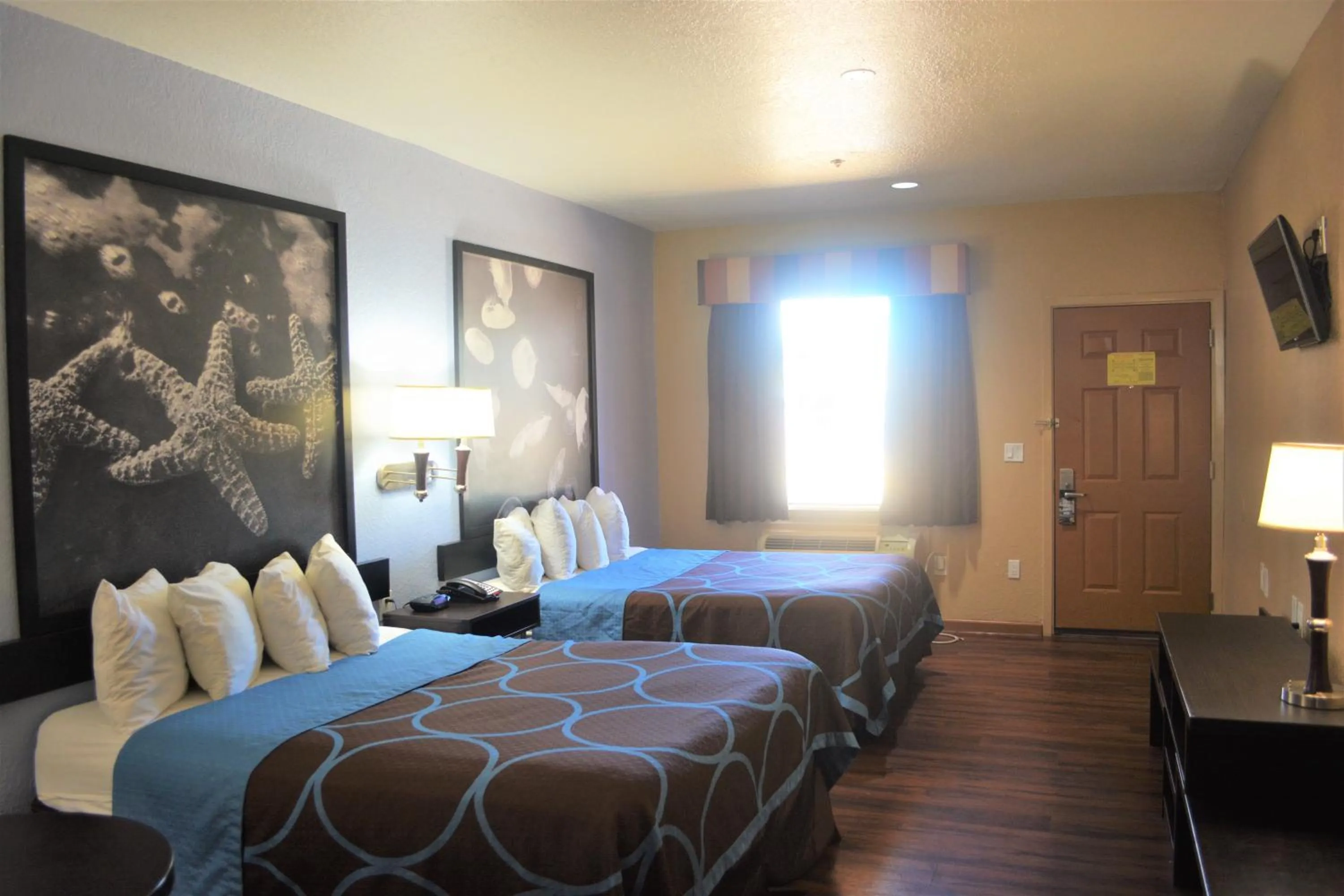 Bedroom, Bed in Super 8 by Wyndham Galveston
