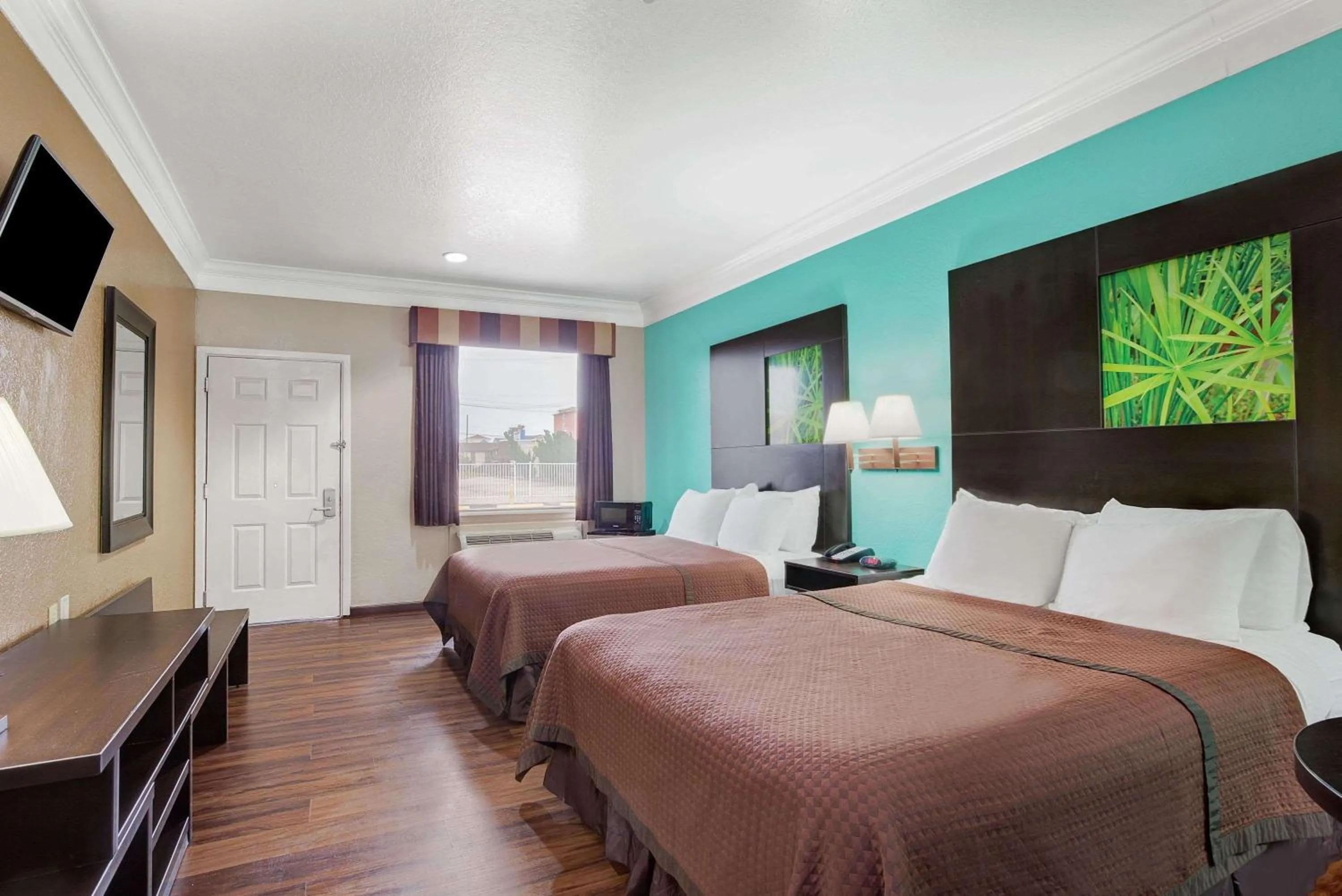 Photo of the whole room, Bed in Super 8 by Wyndham Galveston
