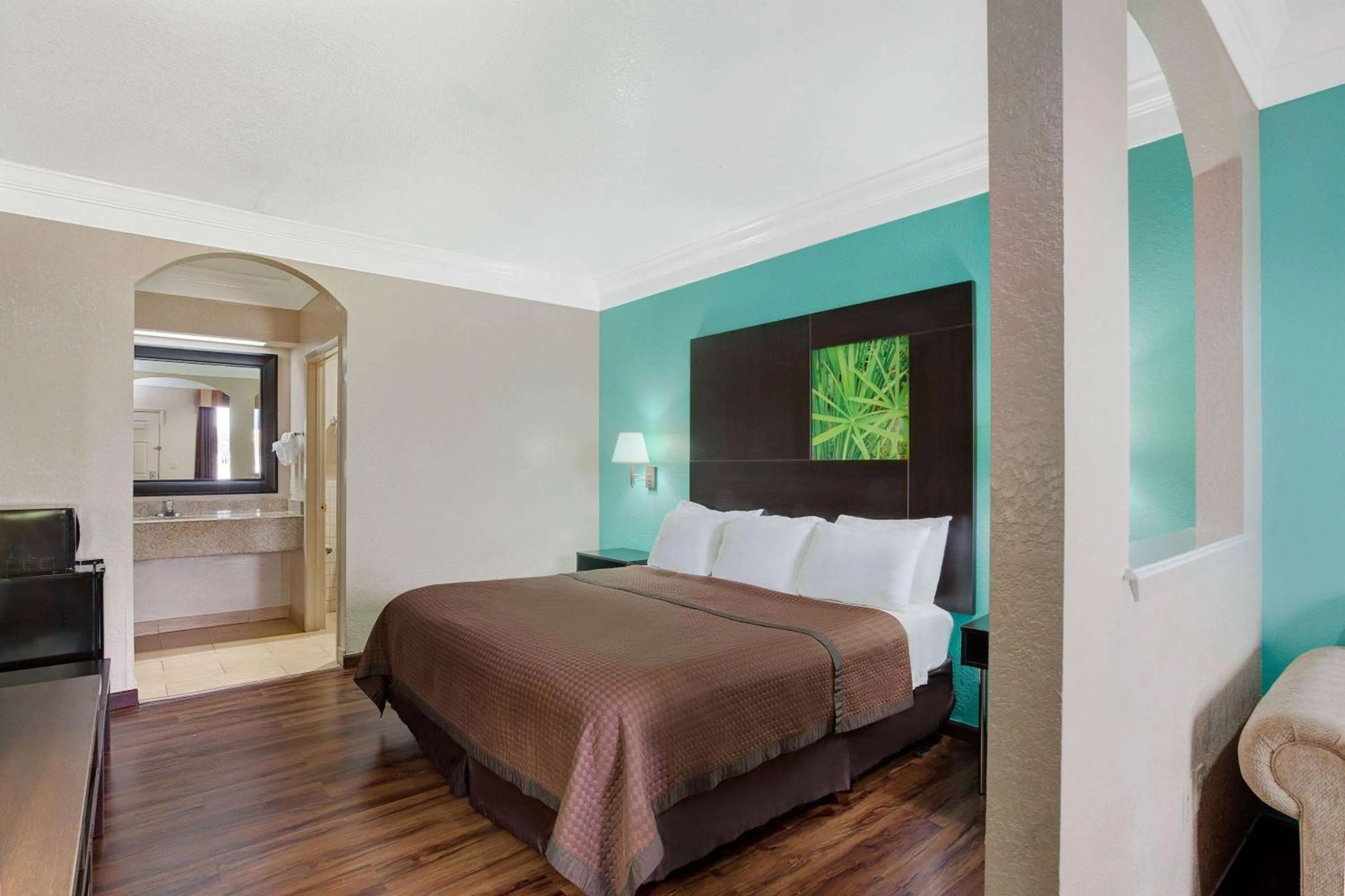 Photo of the whole room, Bed in Super 8 by Wyndham Galveston