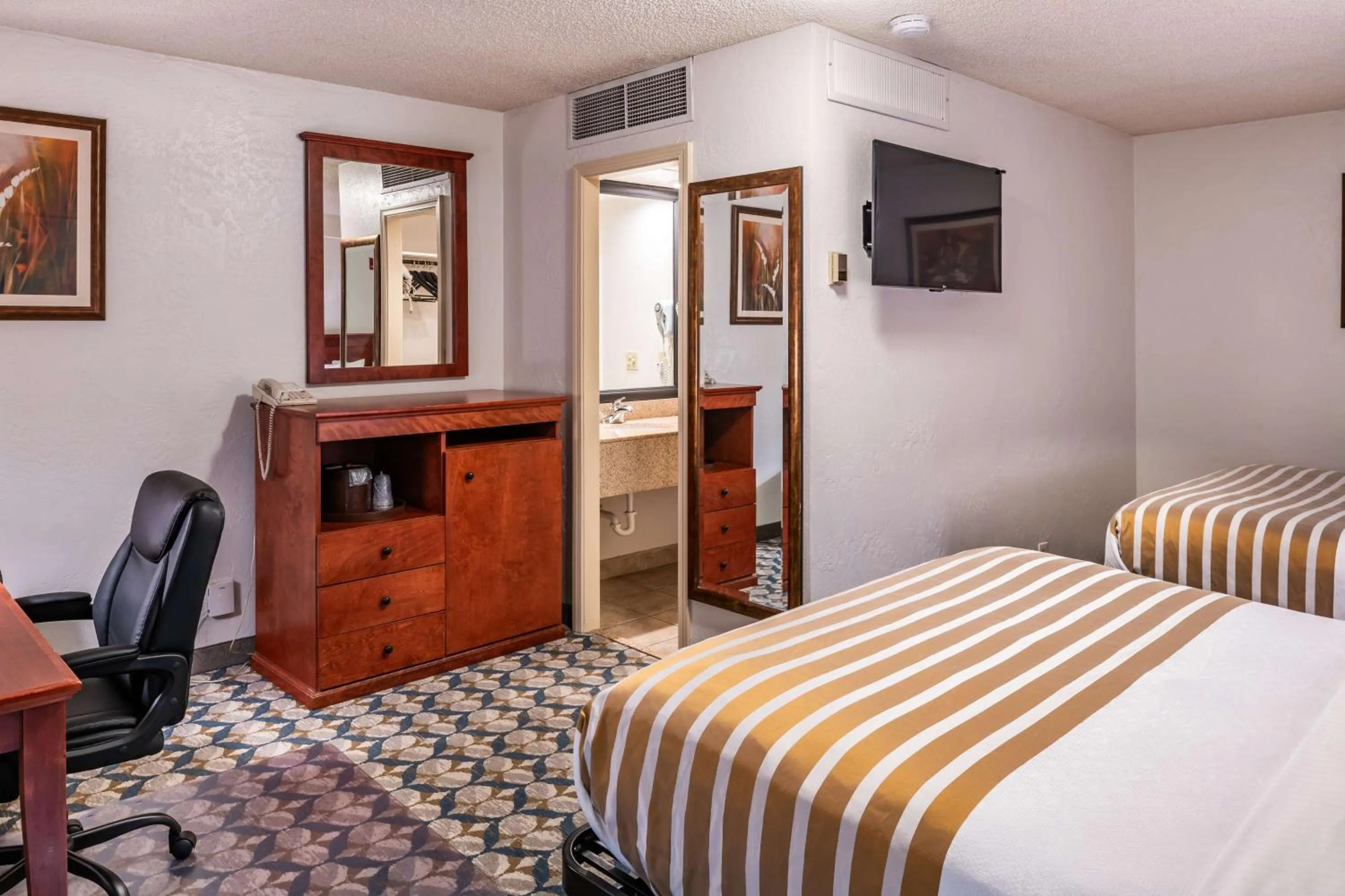 Bedroom, Bed in Best Western Vista Inn at the Airport