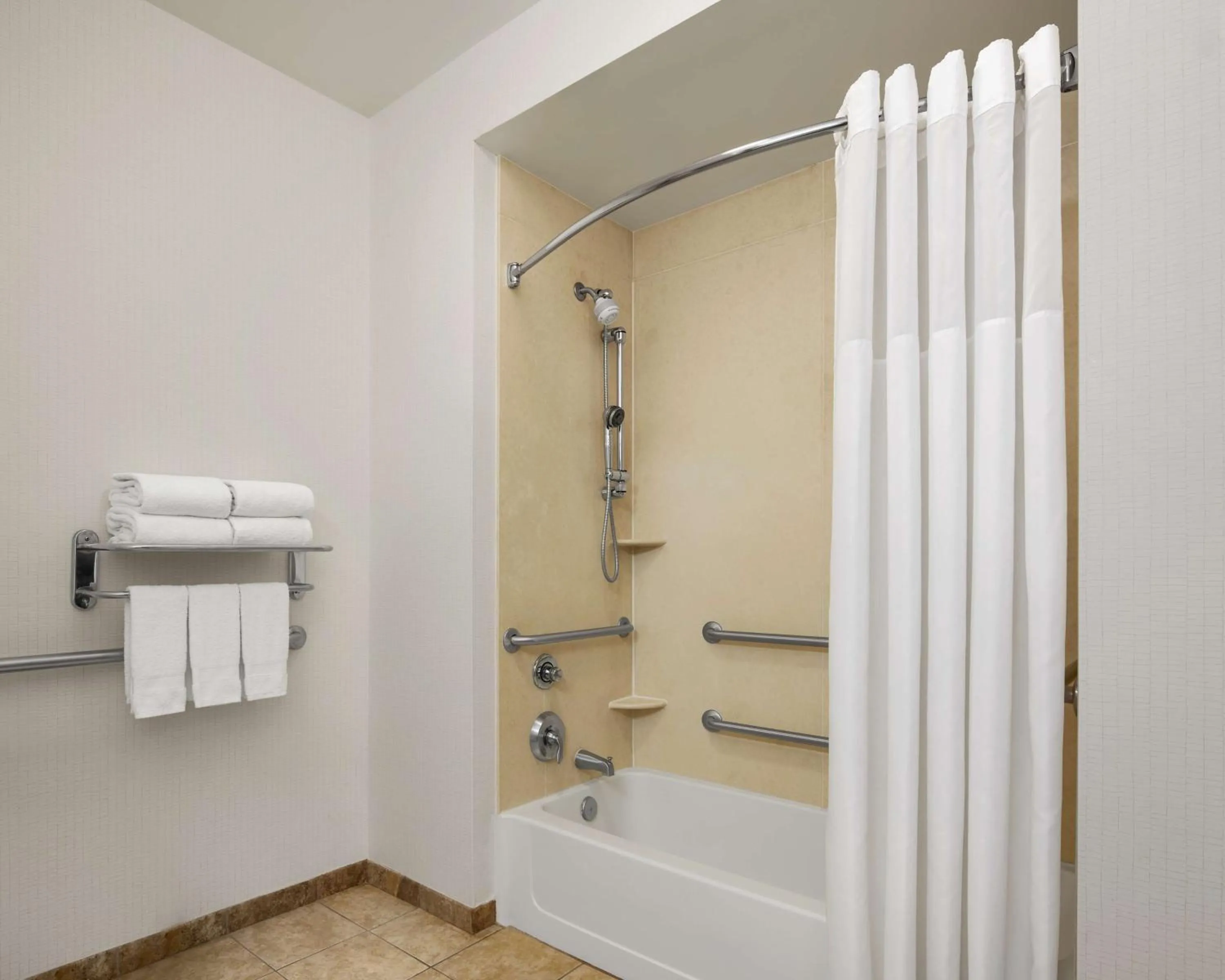 Bathroom in Hampton Inn & Suites Tulsa South Bixby