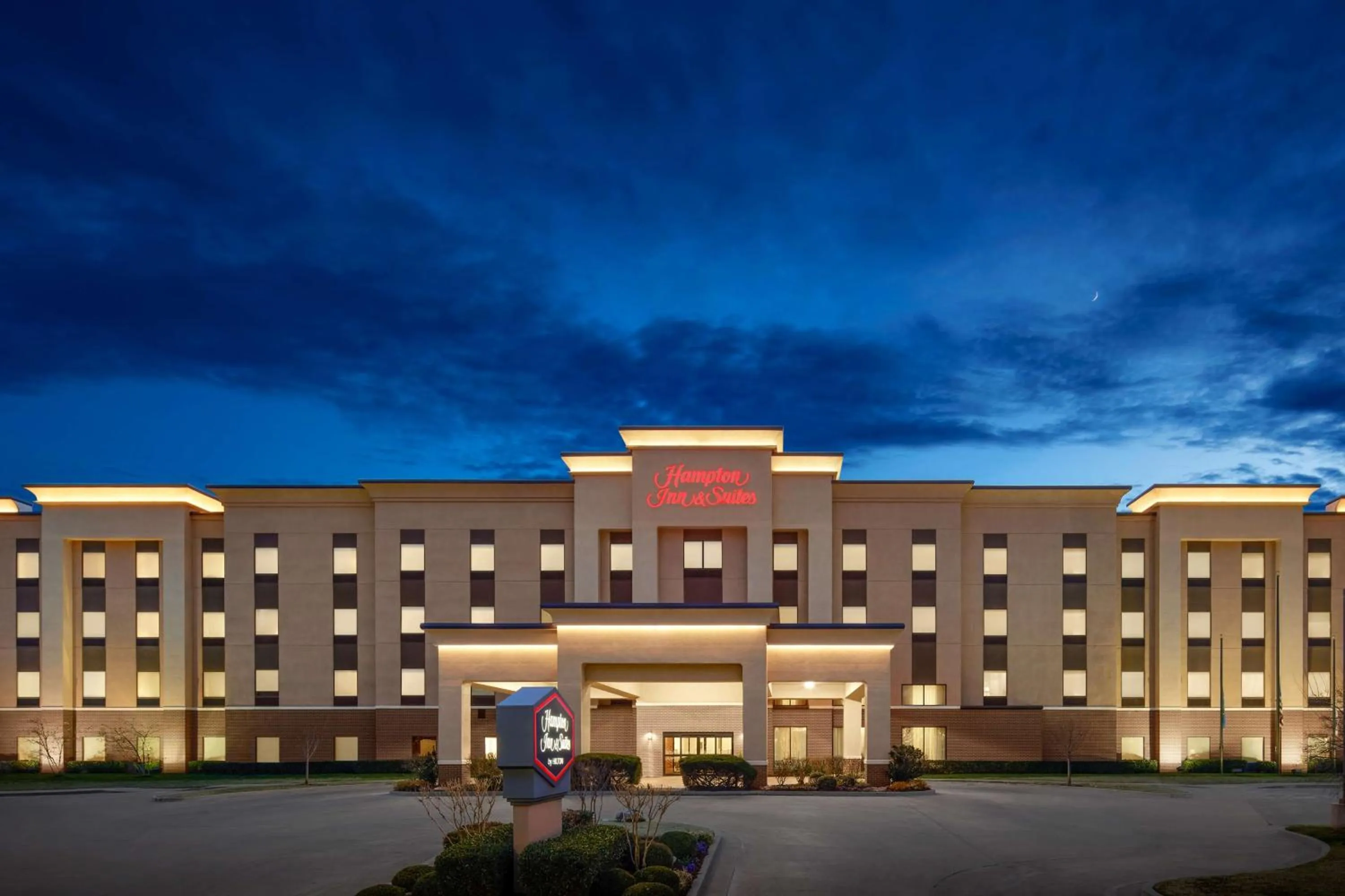 Property building in Hampton Inn & Suites Tulsa South Bixby