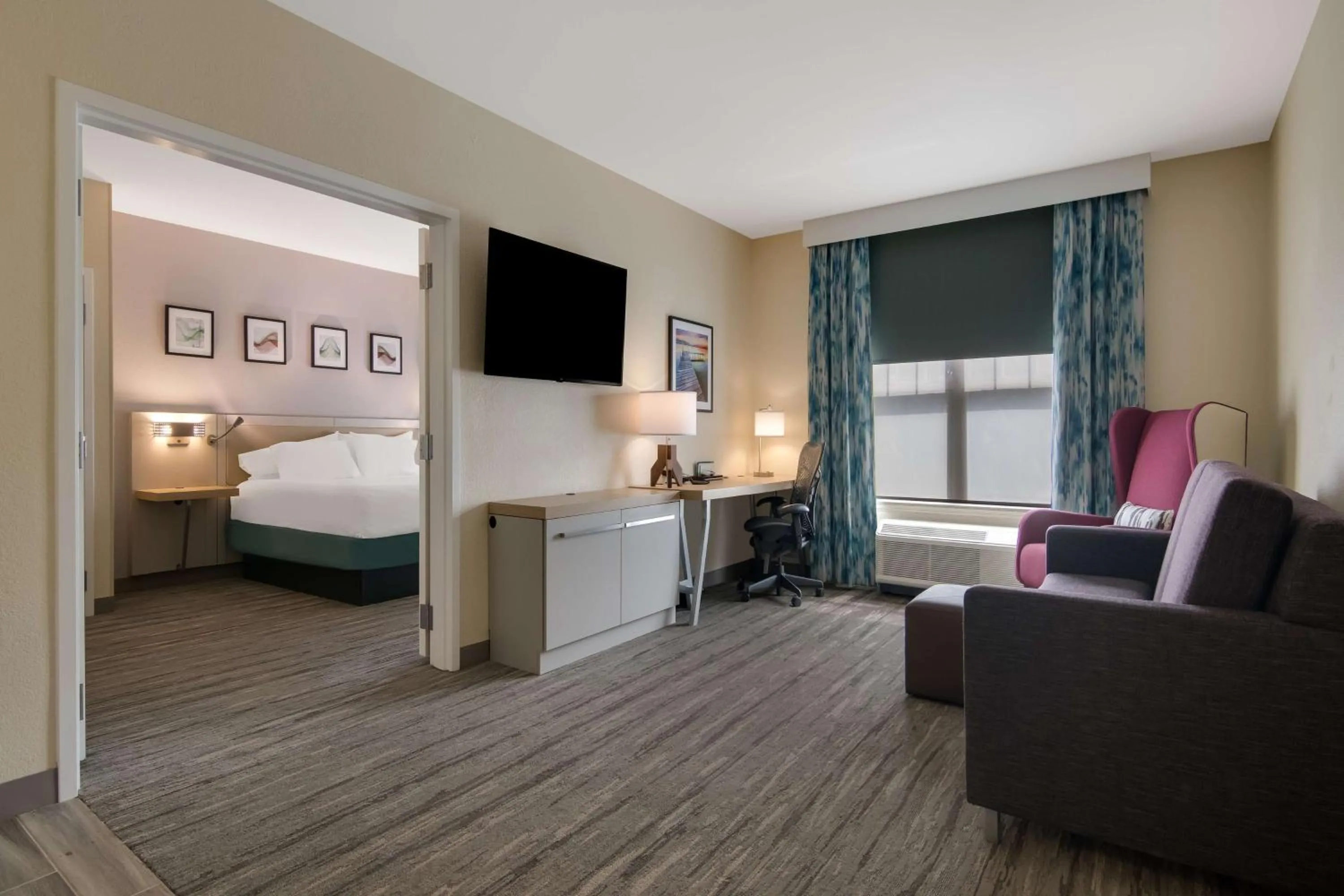 Living room, Bed in Hilton Garden Inn Madison West/Middleton