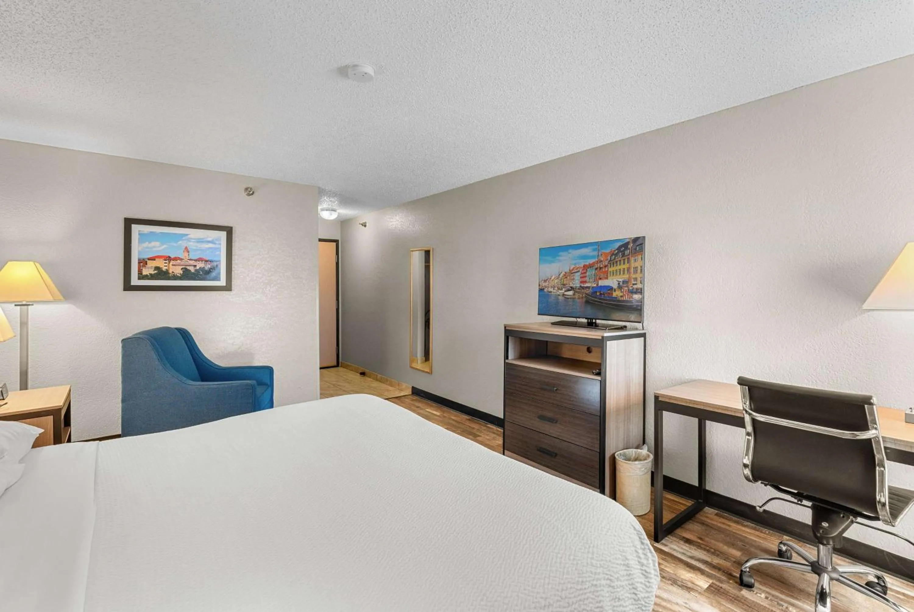 Photo of the whole room, Bed in Baymont by Wyndham Lawrence