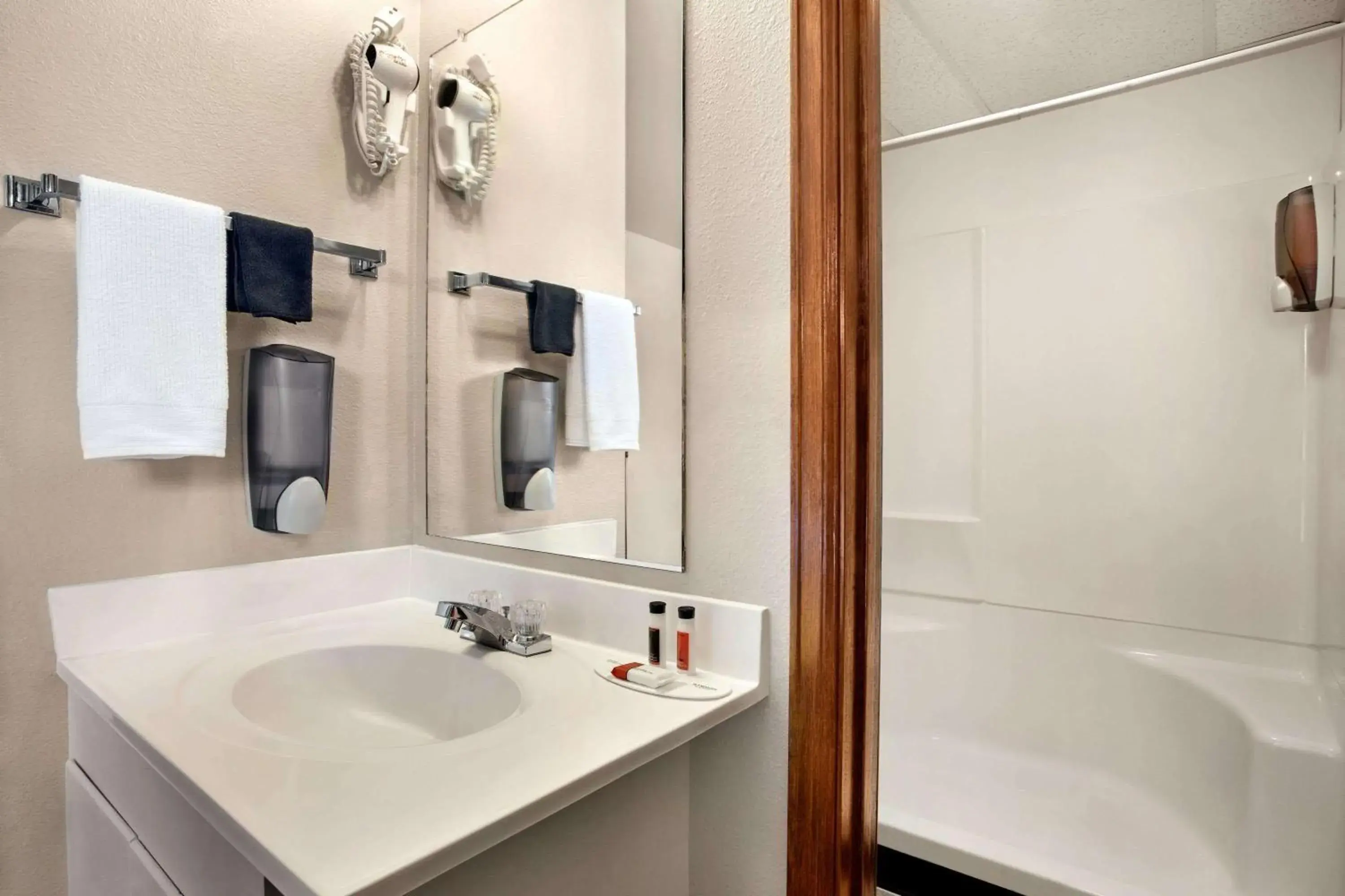 Queen Room with Hearing Impaired Access - Non-Smoking in Travelodge by Wyndham Guernsey Queen Room with Hearing Impaired Access - Non-Smoking in Travelodge by Wyndham Guernsey