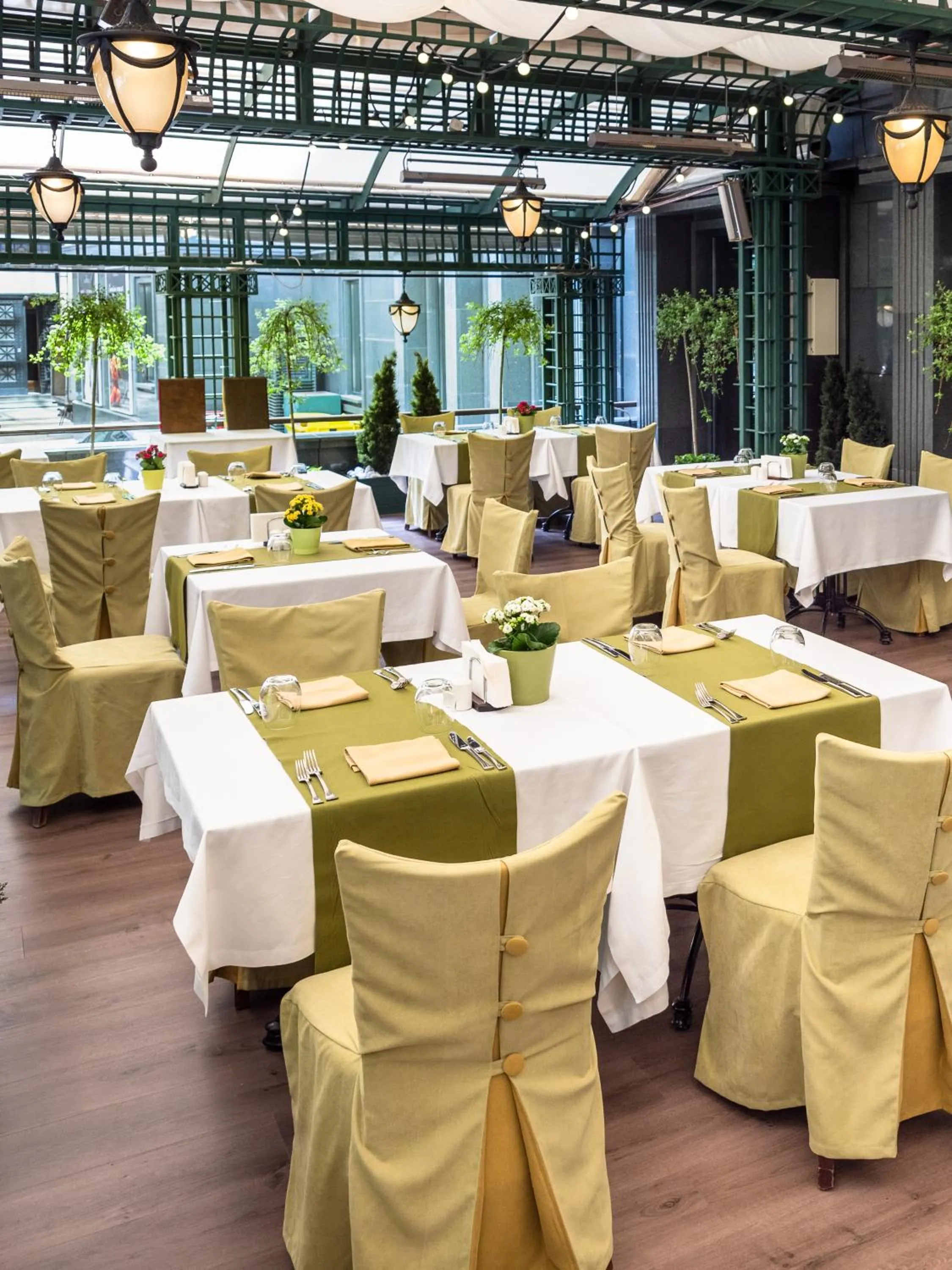 Restaurant/places to eat in Grand Hotel Sofia