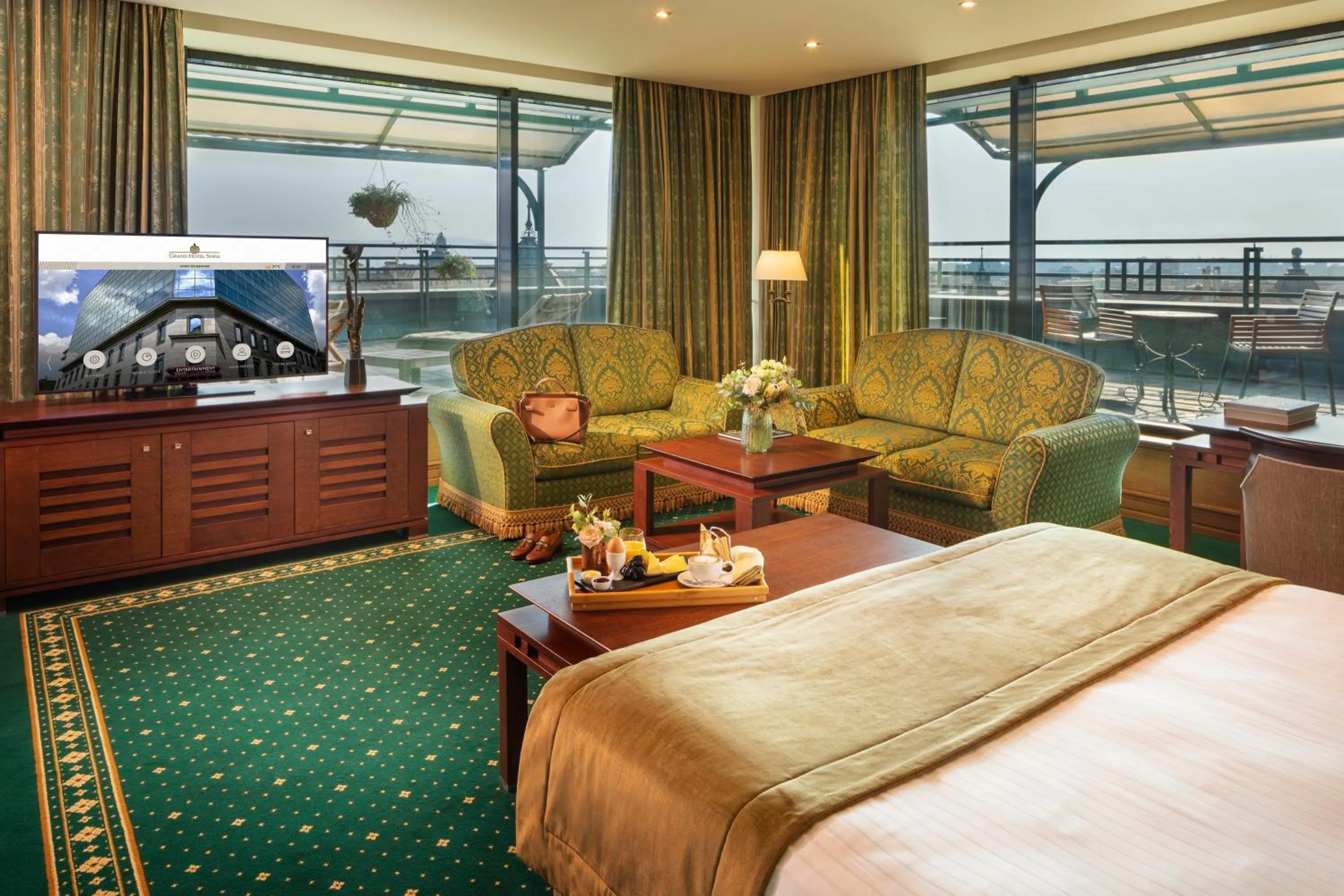 Seating area, Bed in Grand Hotel Sofia