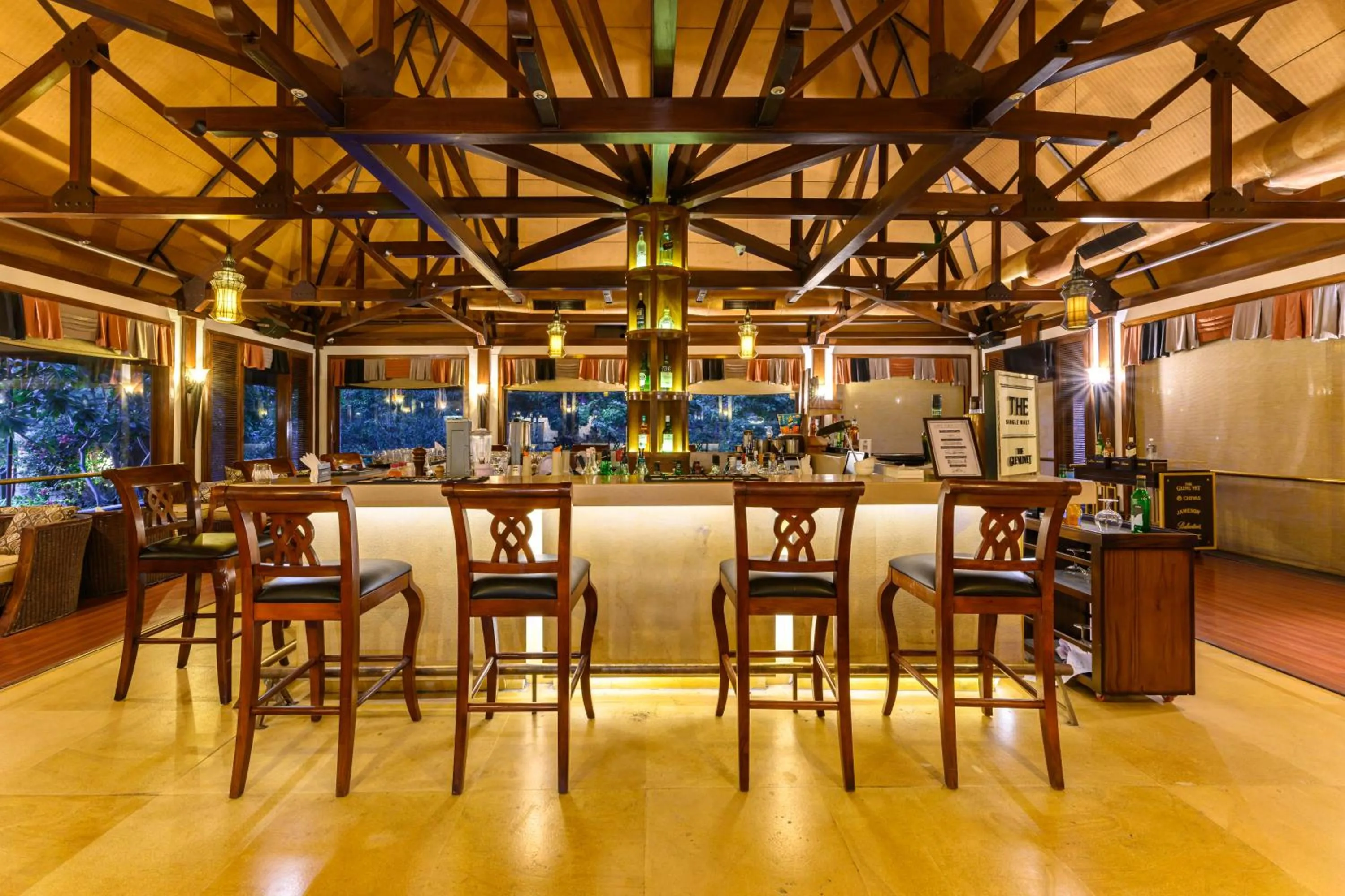 Lounge or bar in Ananta Spa & Resort, Pushkar