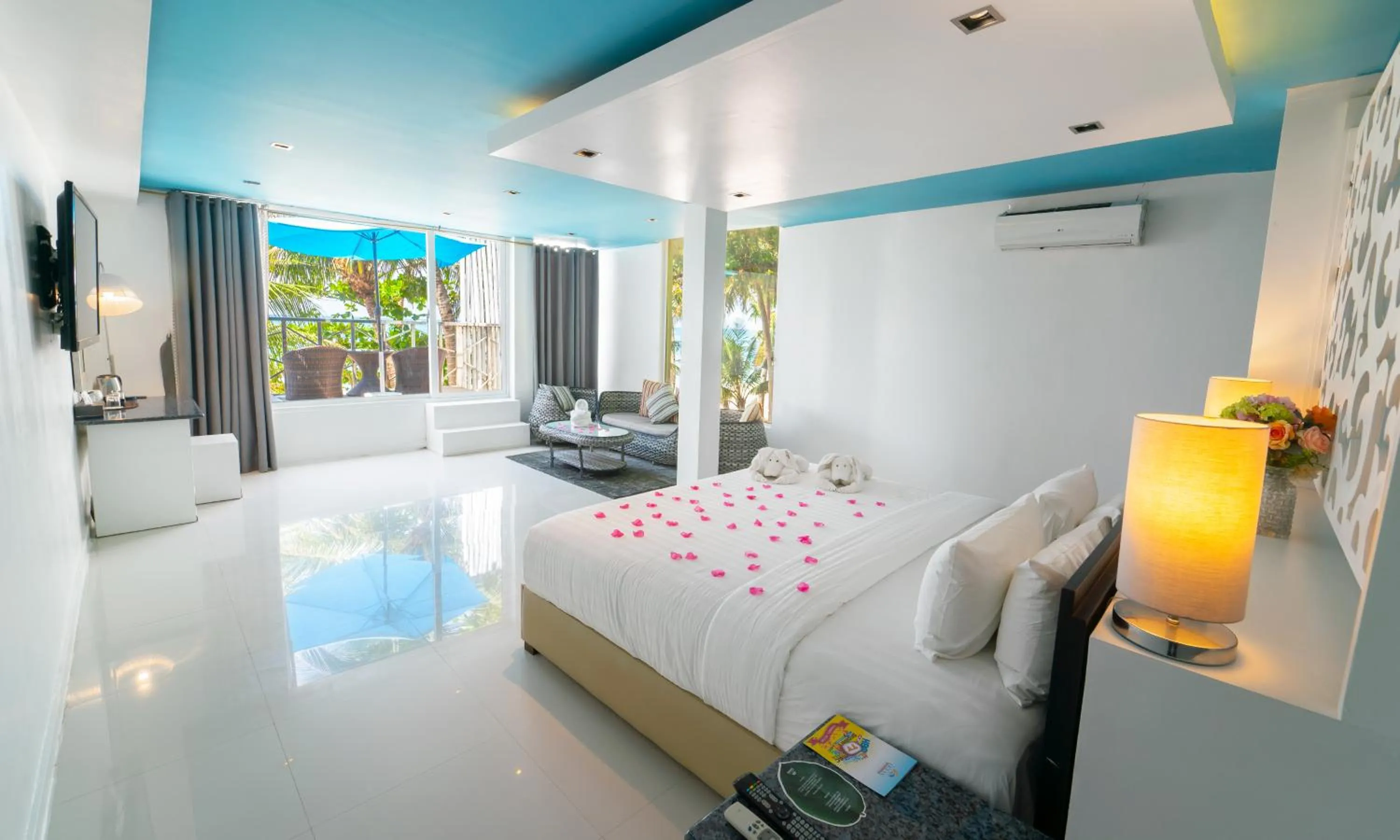 Balcony/Terrace, Bed in Boracay Ocean Club Beach Resort