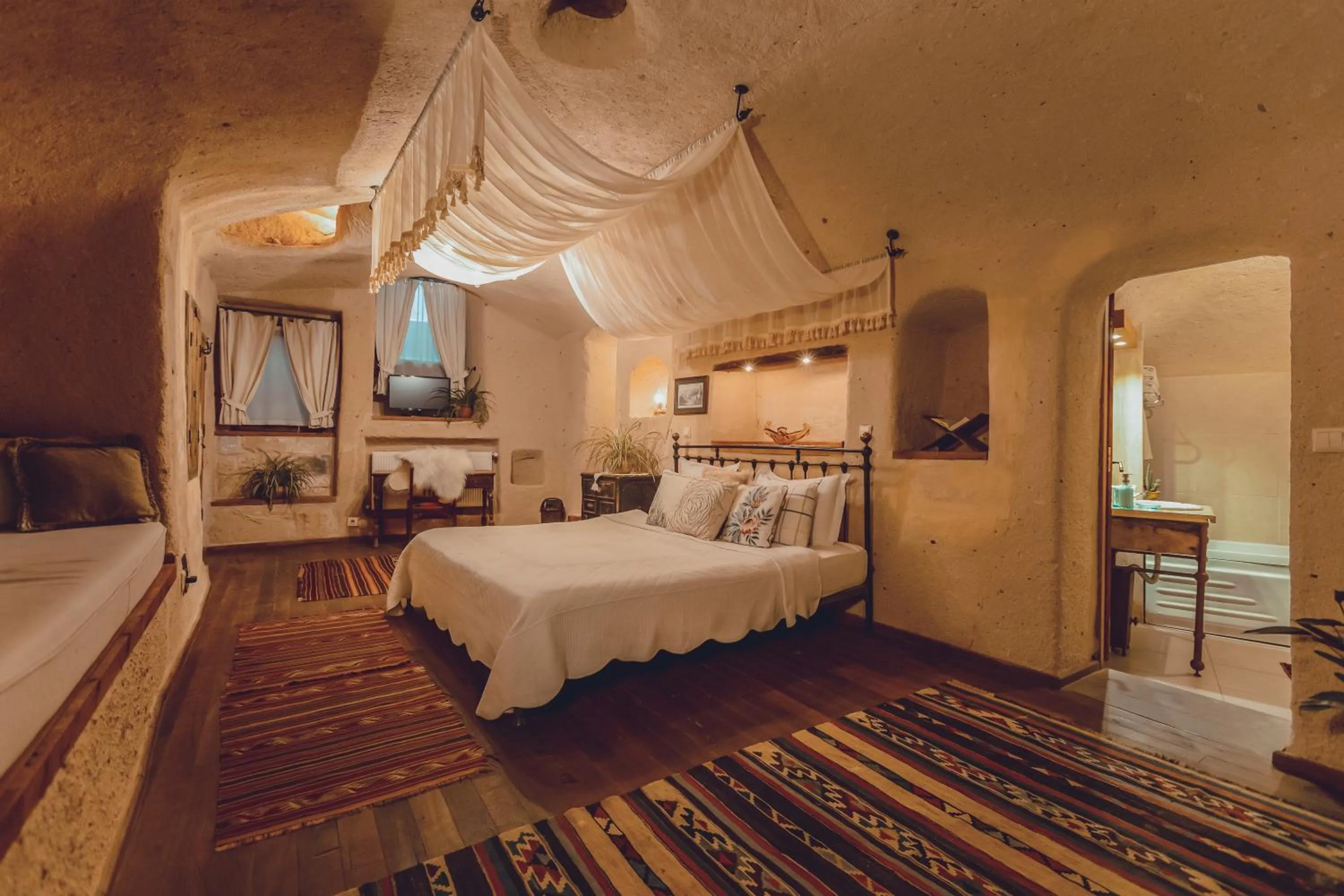 Photo of the whole room, Bed in Kale Konak Cappadocia