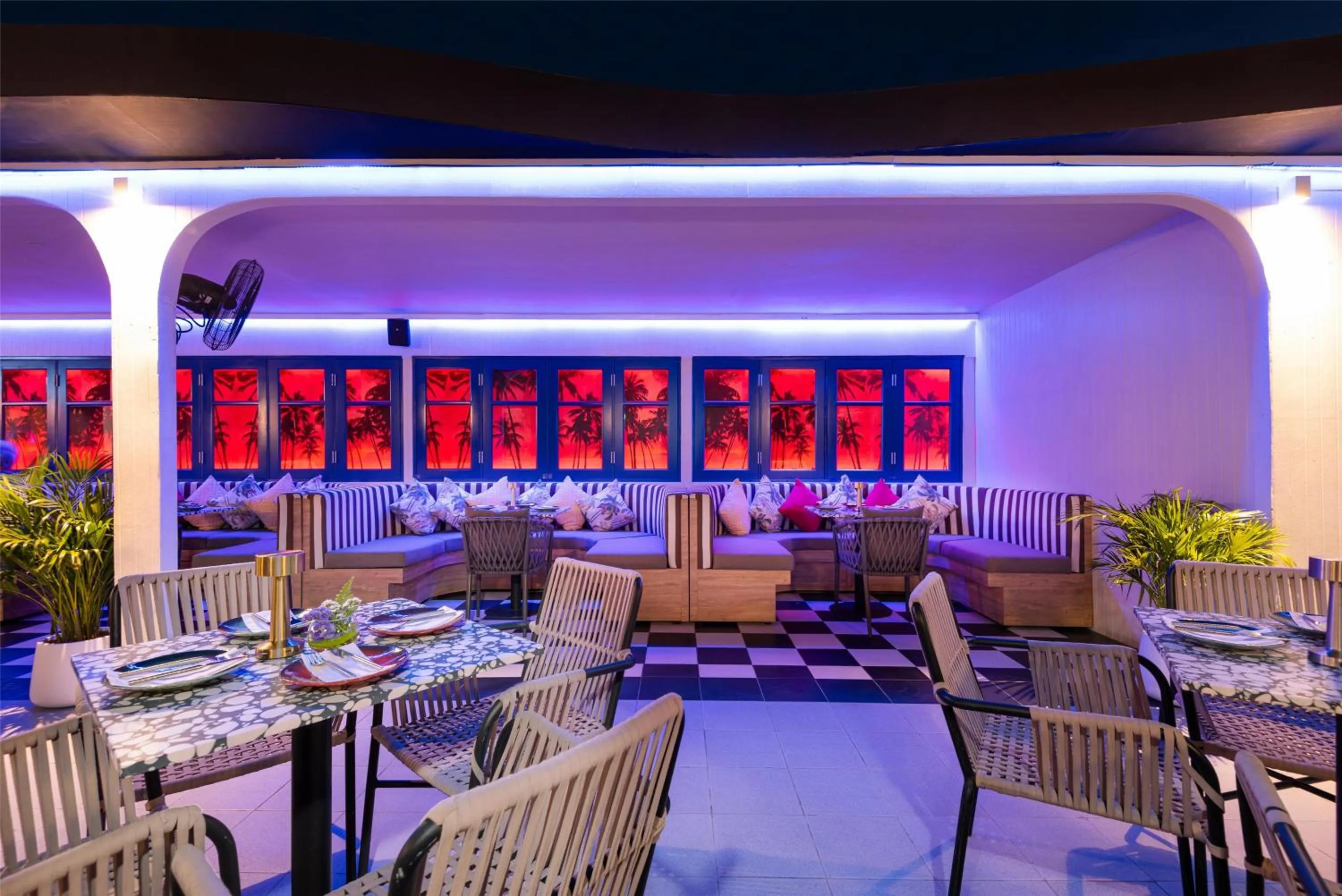 Lounge or bar in Radisson Suites Bangkok Sukhumvit