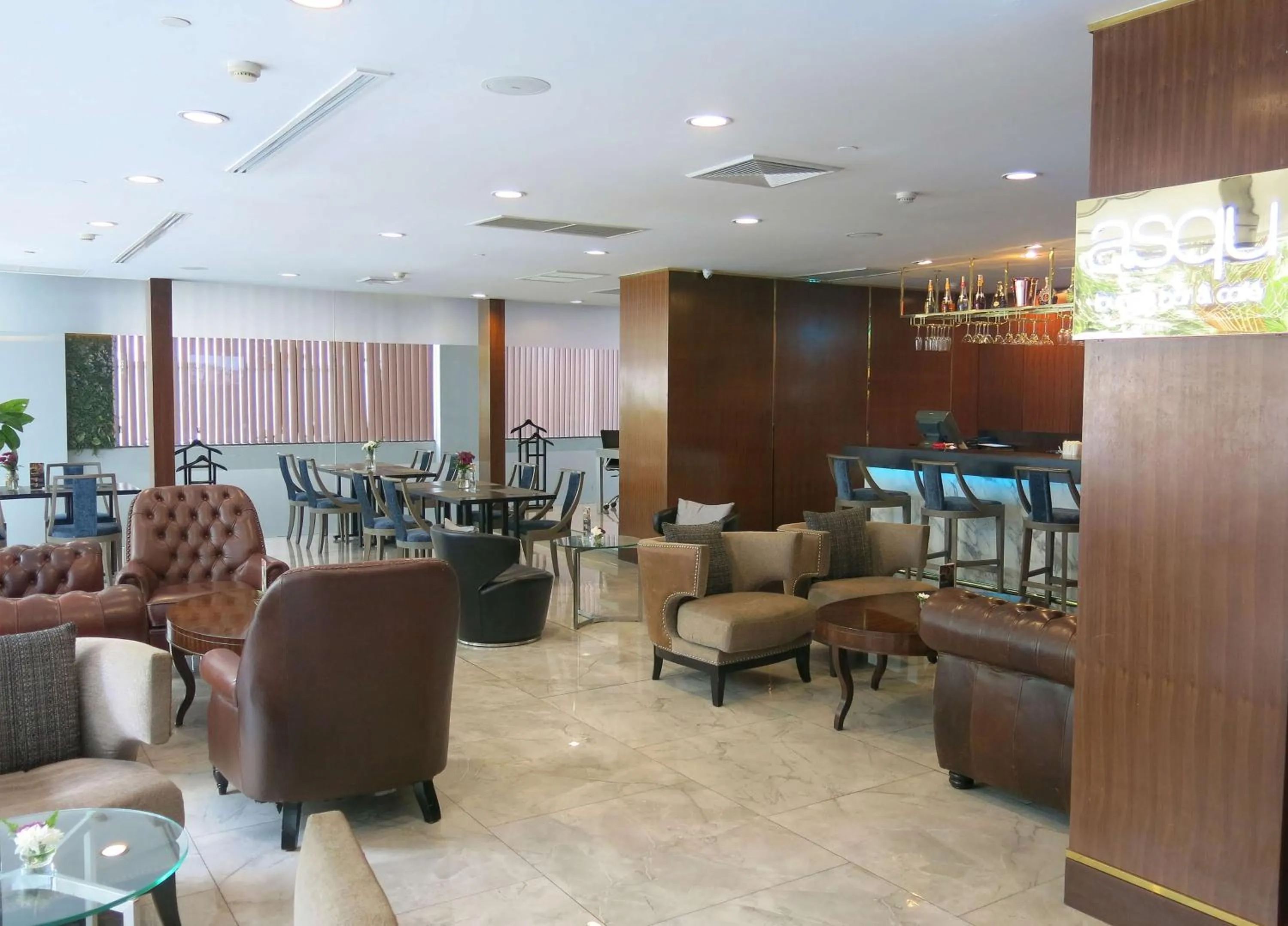 Lounge or bar in Radisson Suites Bangkok Sukhumvit