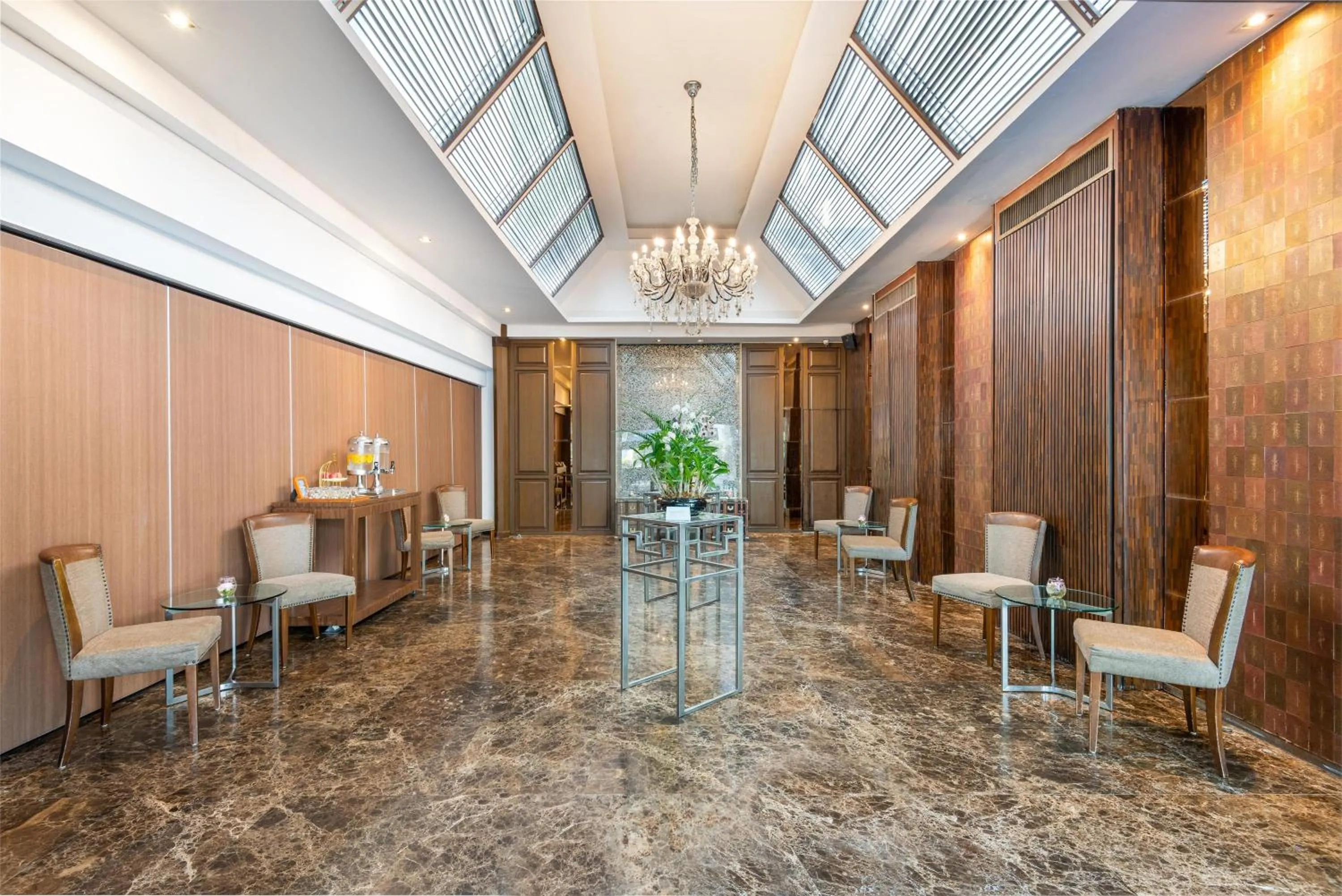 Lobby or reception in Radisson Suites Bangkok Sukhumvit