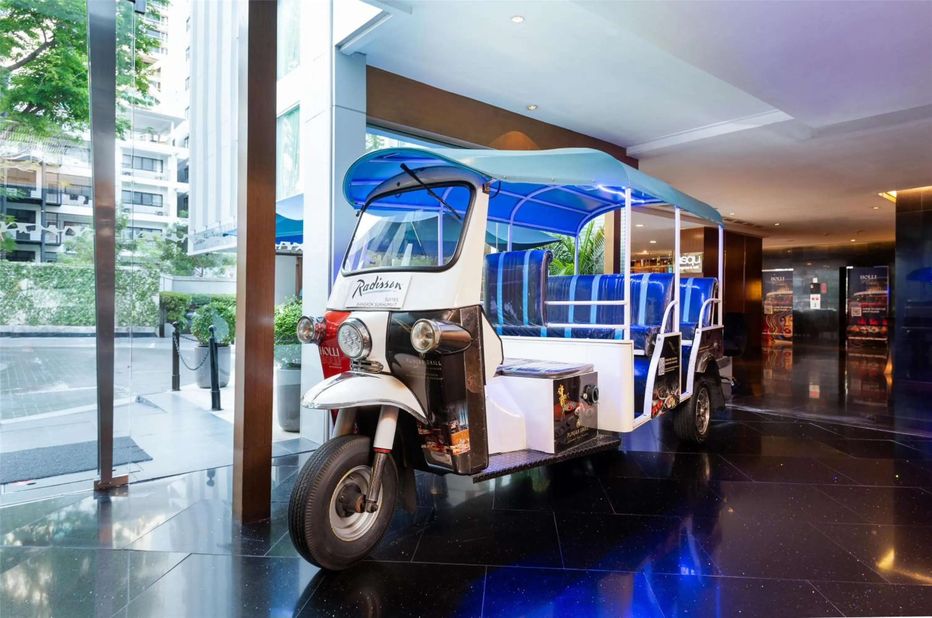 Lobby or reception in Radisson Suites Bangkok Sukhumvit
