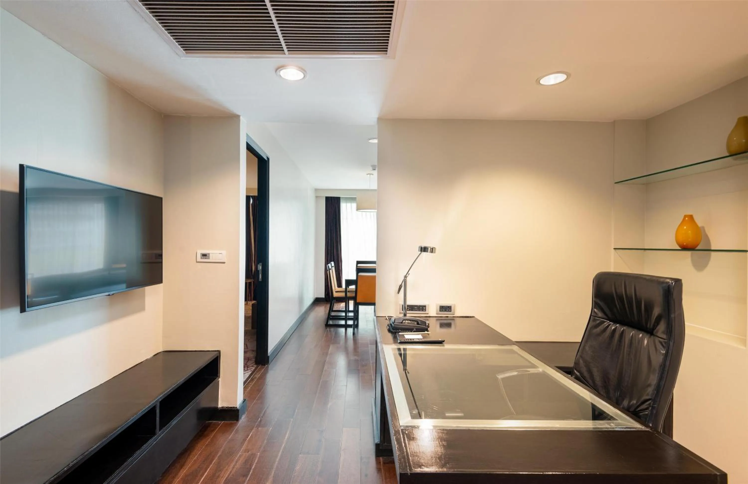 Photo of the whole room in Radisson Suites Bangkok Sukhumvit