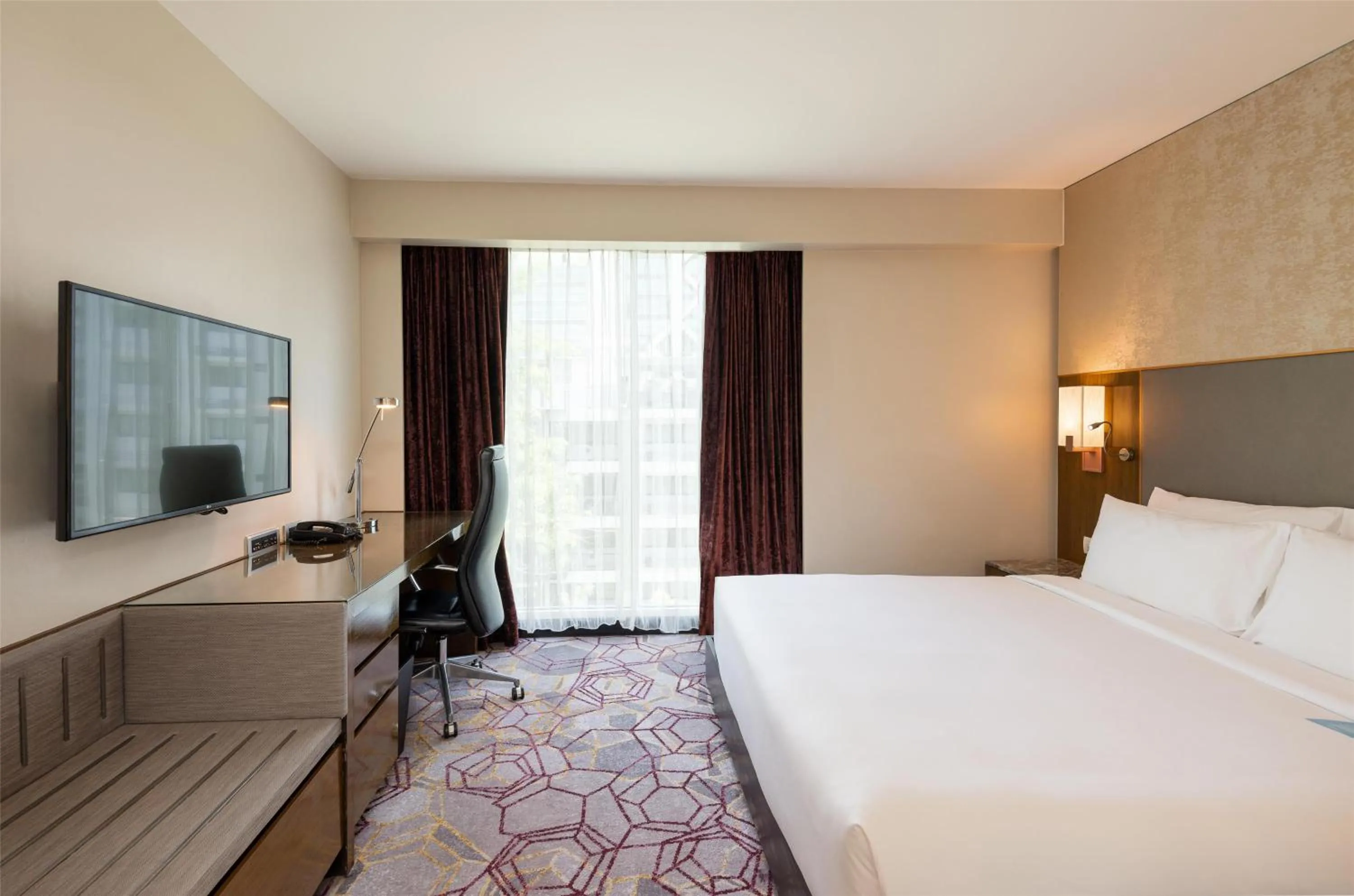 Photo of the whole room, Bed in Radisson Suites Bangkok Sukhumvit