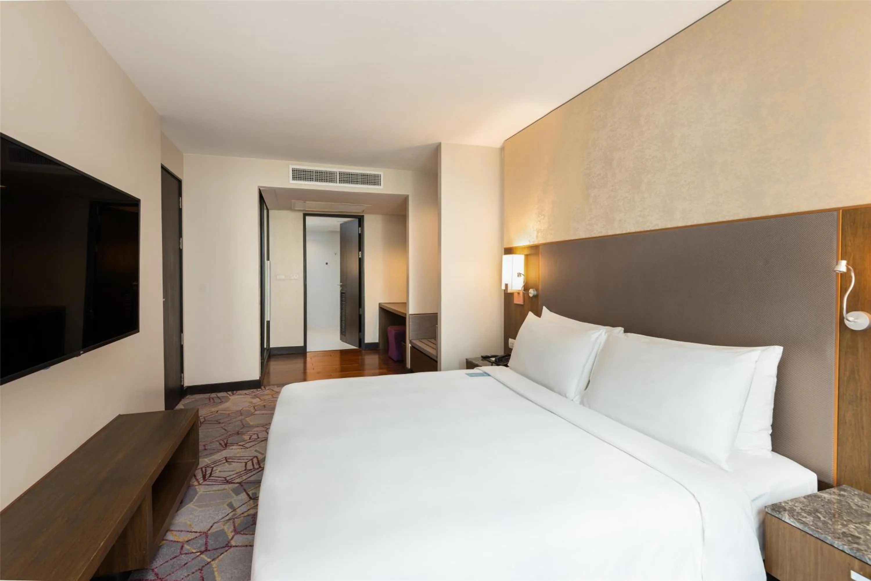 Photo of the whole room, Bed in Radisson Suites Bangkok Sukhumvit