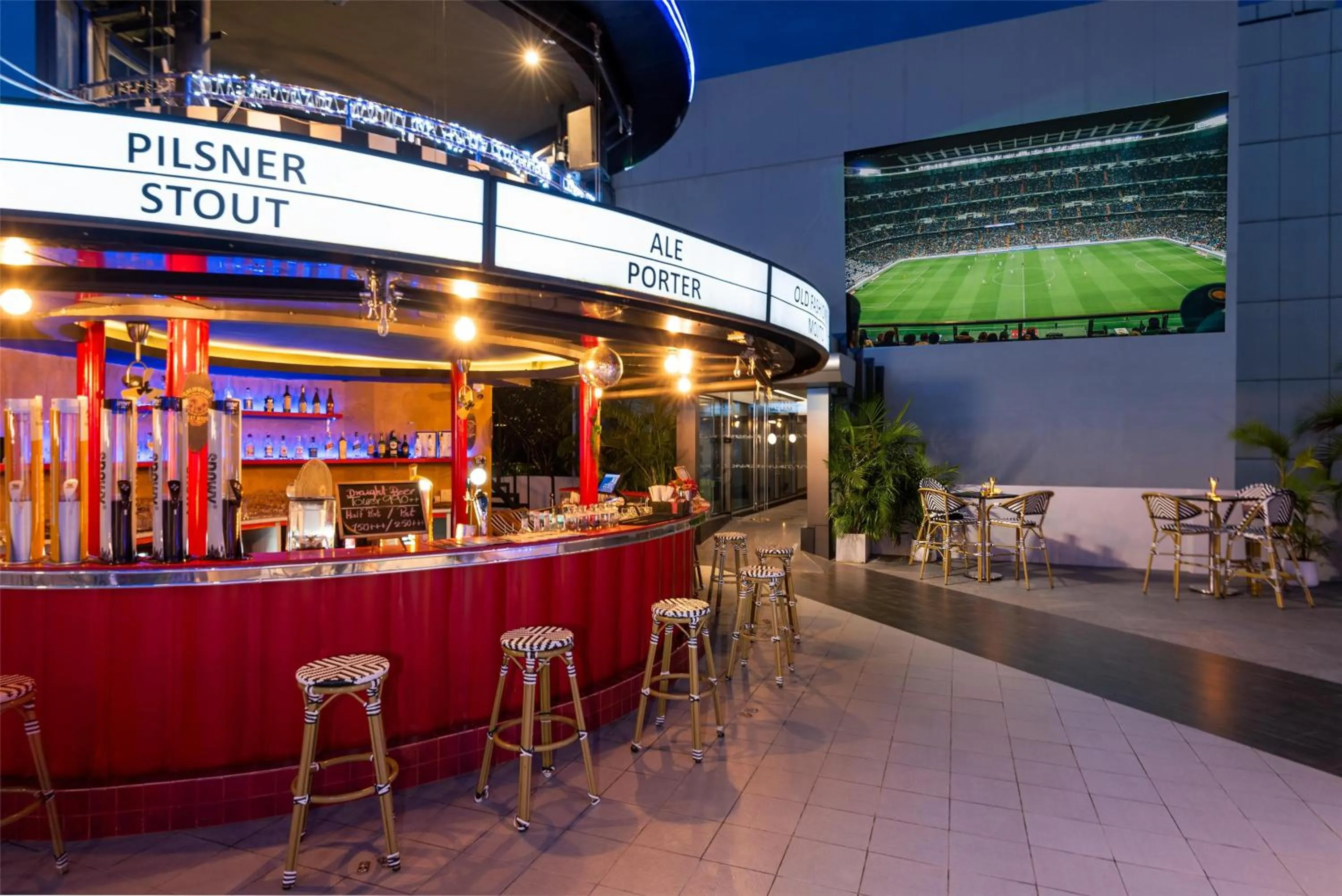 Lounge or bar in Radisson Suites Bangkok Sukhumvit