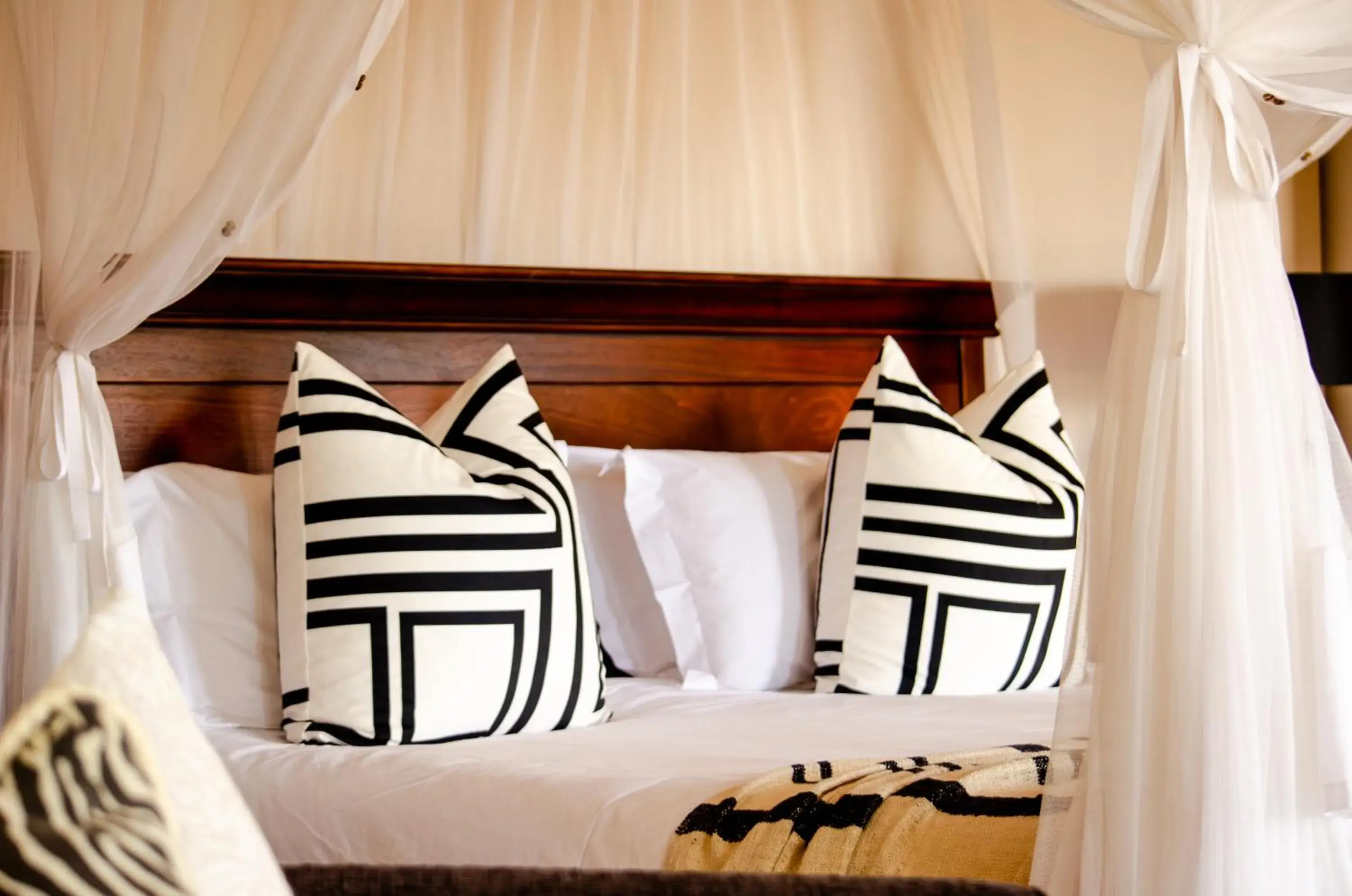 Honeymoon Suite - Zebra in Ikhaya Safari Lodge Honeymoon Suite - Zebra in Ikhaya Safari Lodge