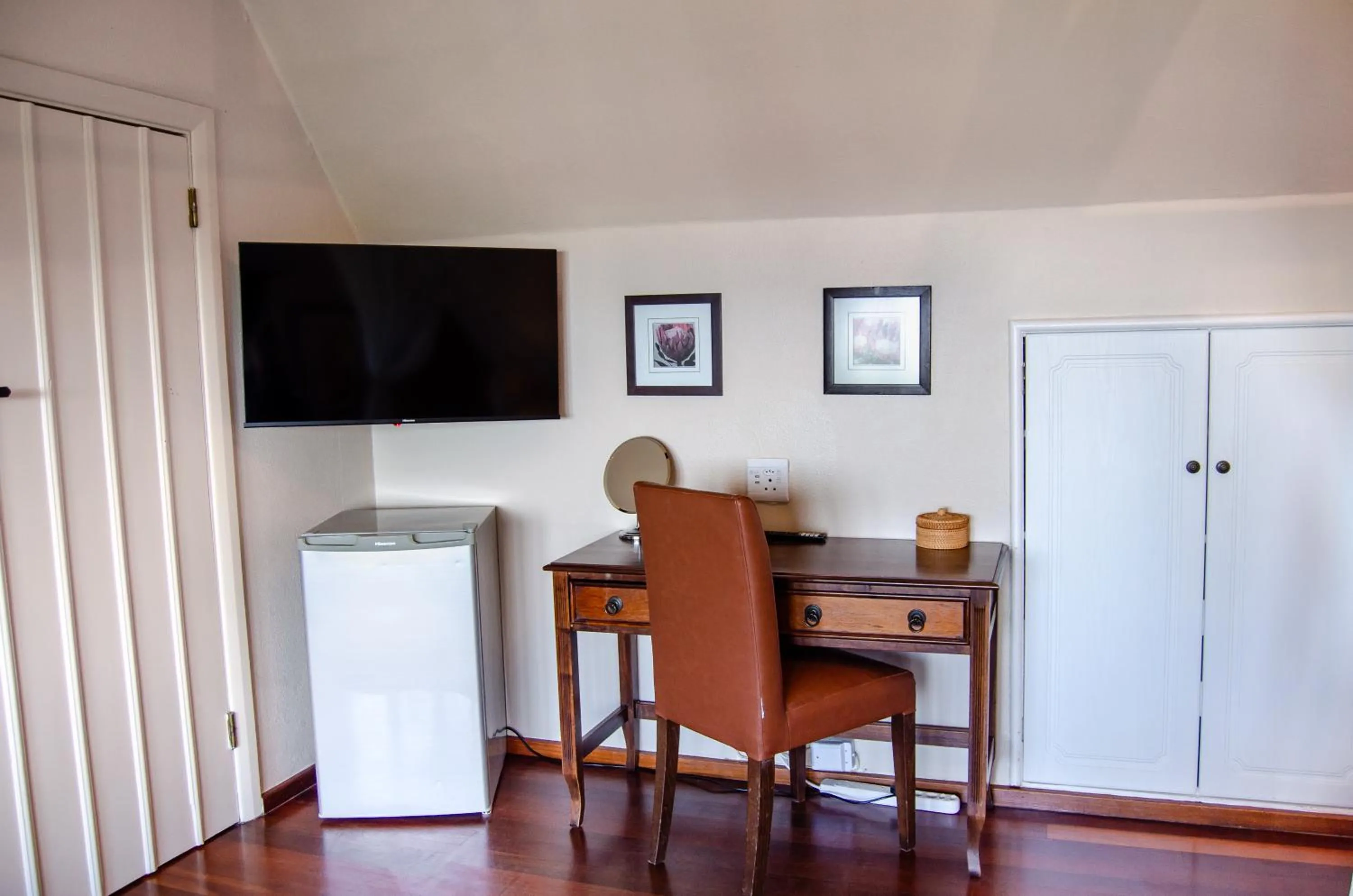 TV and multimedia in Ikhaya Safari Lodge