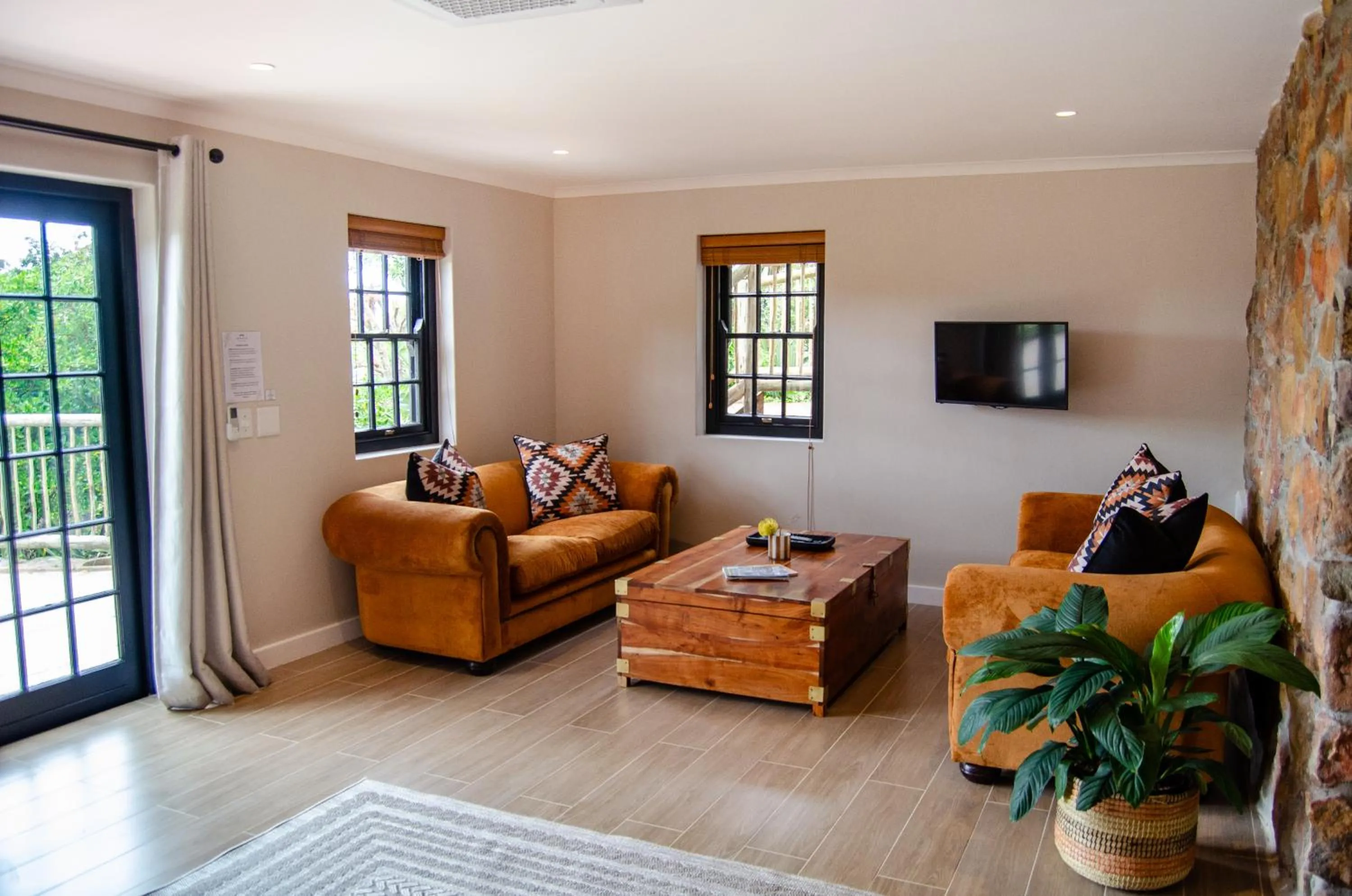 Communal lounge/ TV room in Ikhaya Safari Lodge