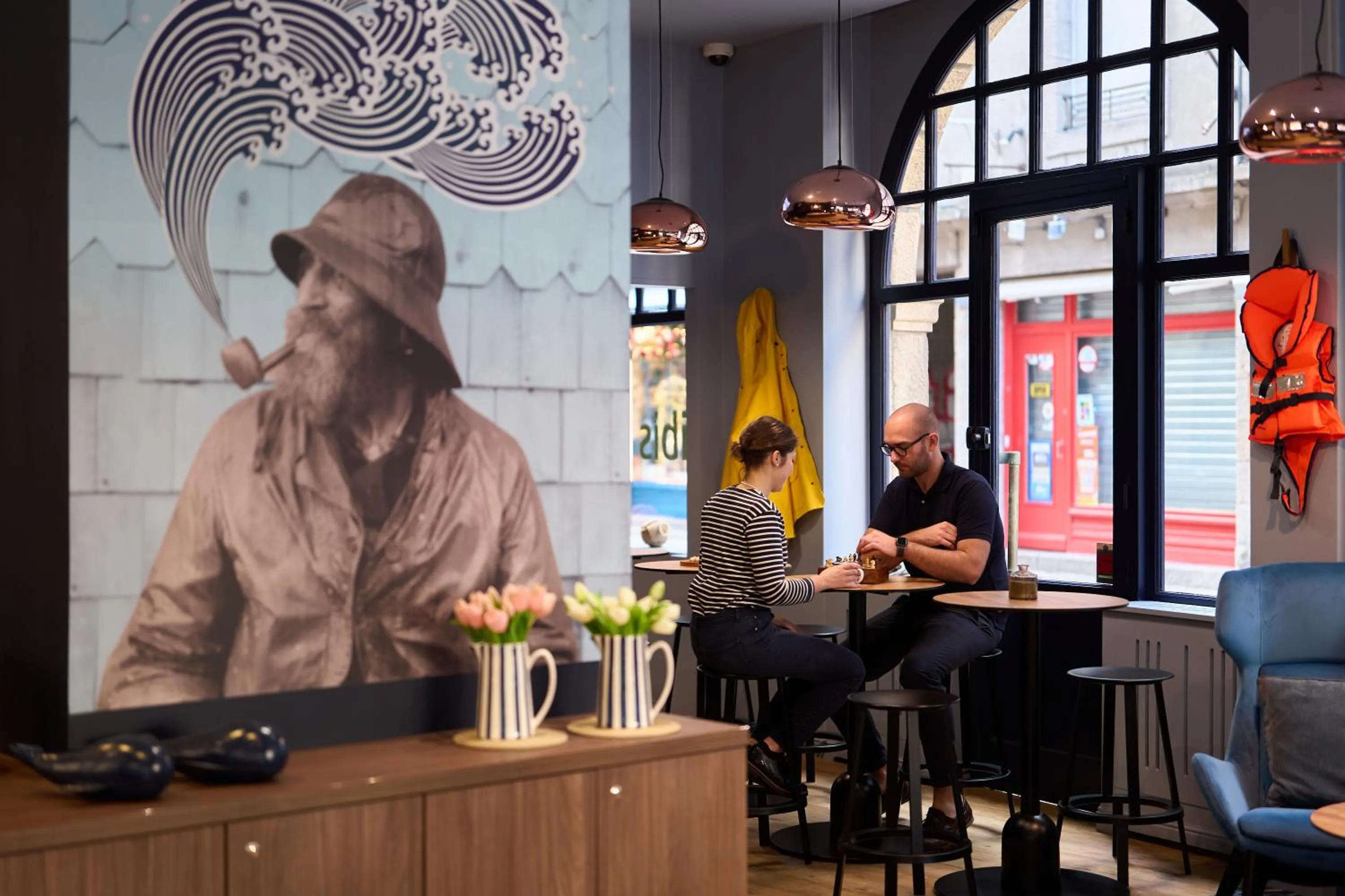 People in ibis Styles Saint Malo Centre Historique