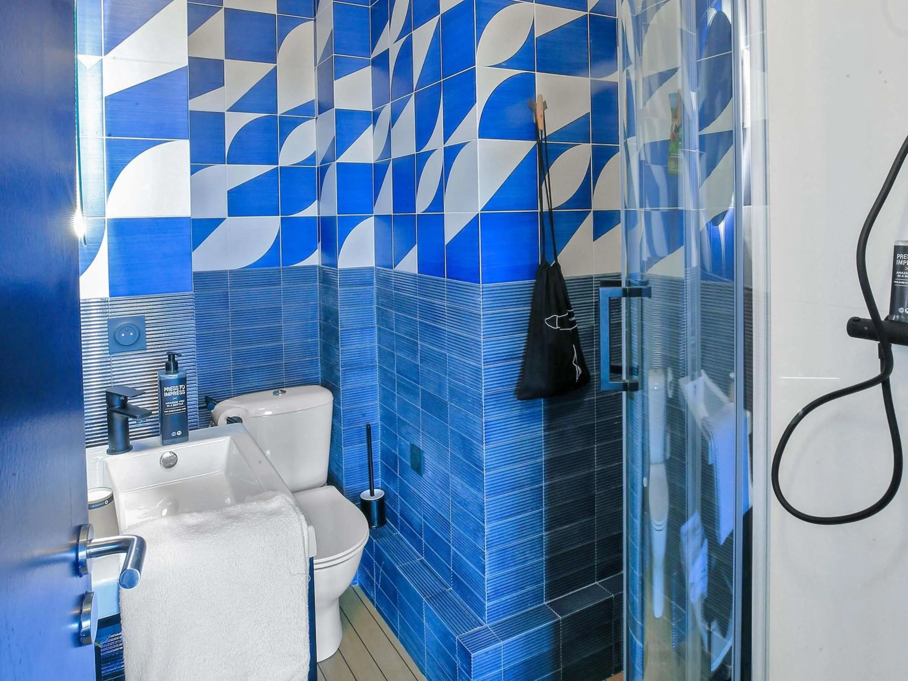 Toilet in ibis Styles Saint Malo Centre Historique