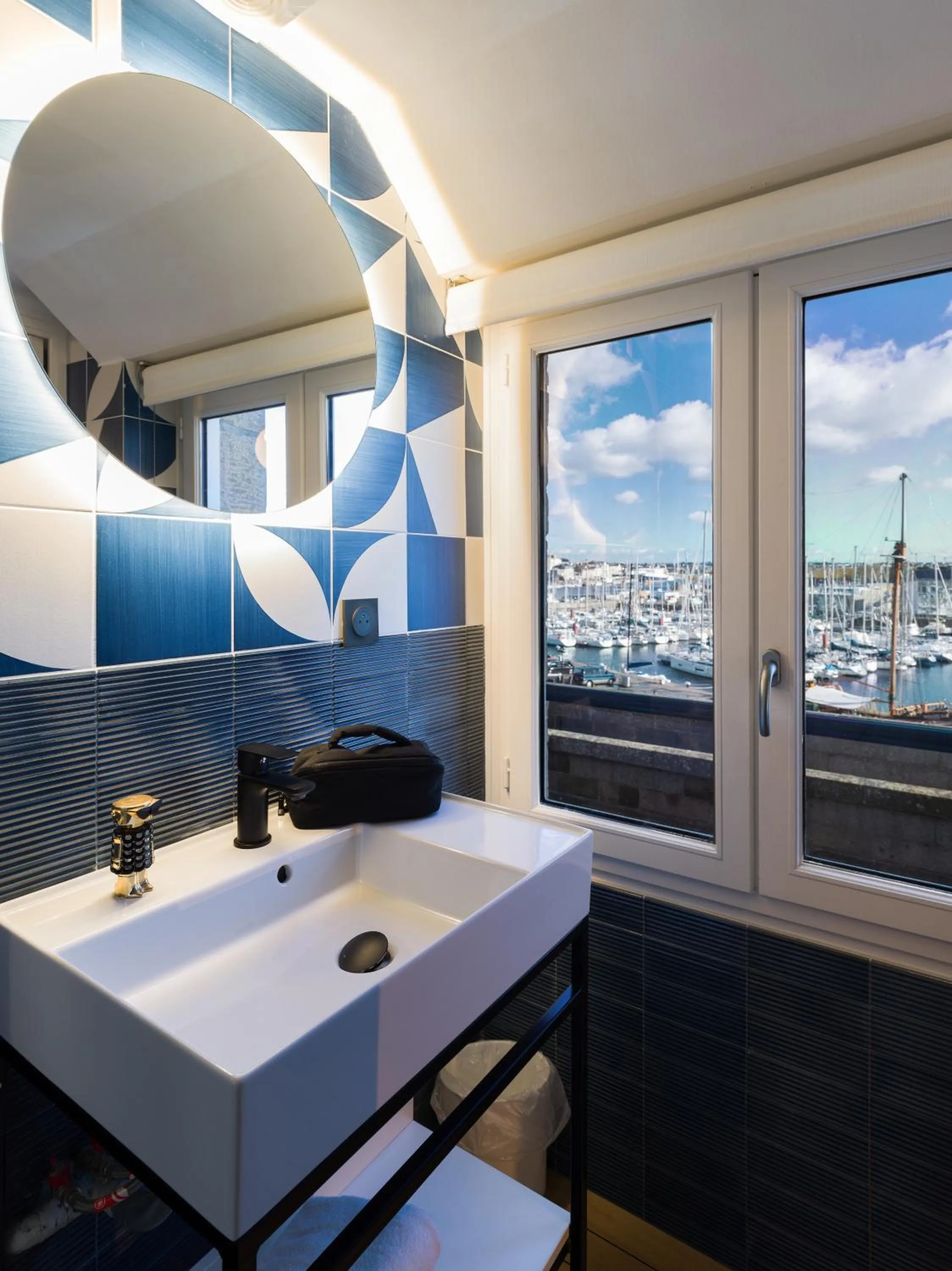 Bathroom in ibis Styles Saint Malo Centre Historique