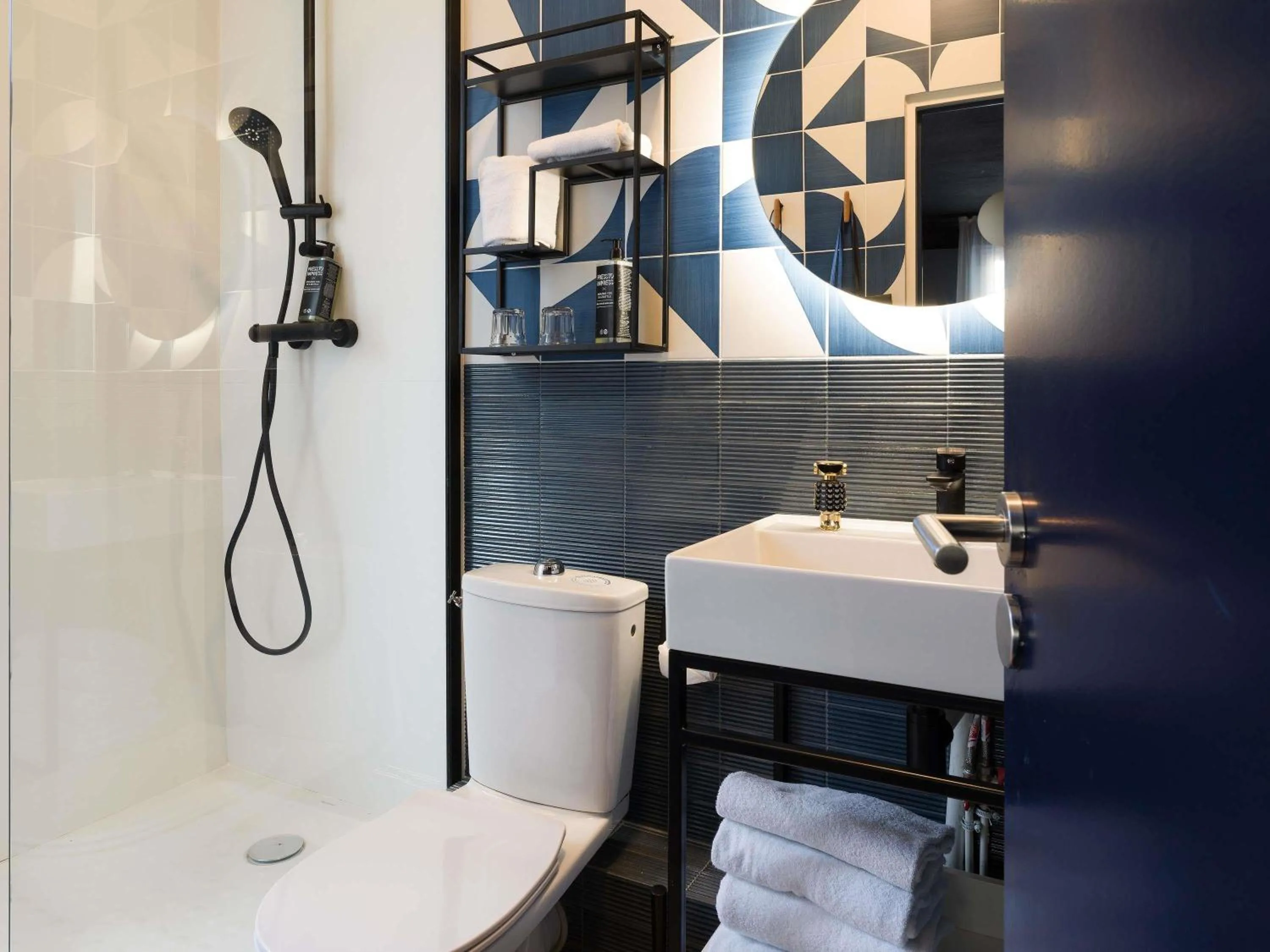 Bedroom in ibis Styles Saint Malo Centre Historique