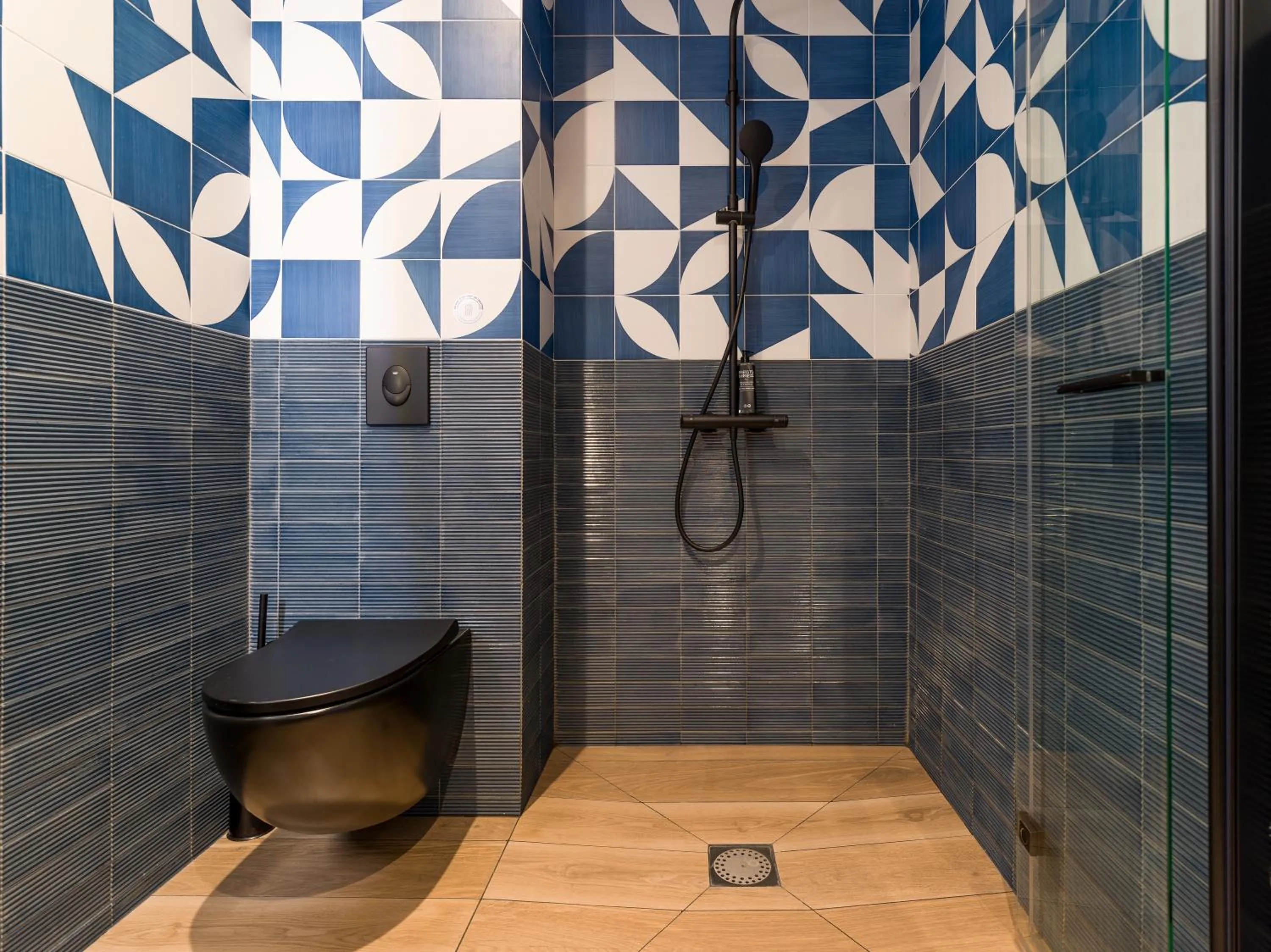 Shower in ibis Styles Saint Malo Centre Historique