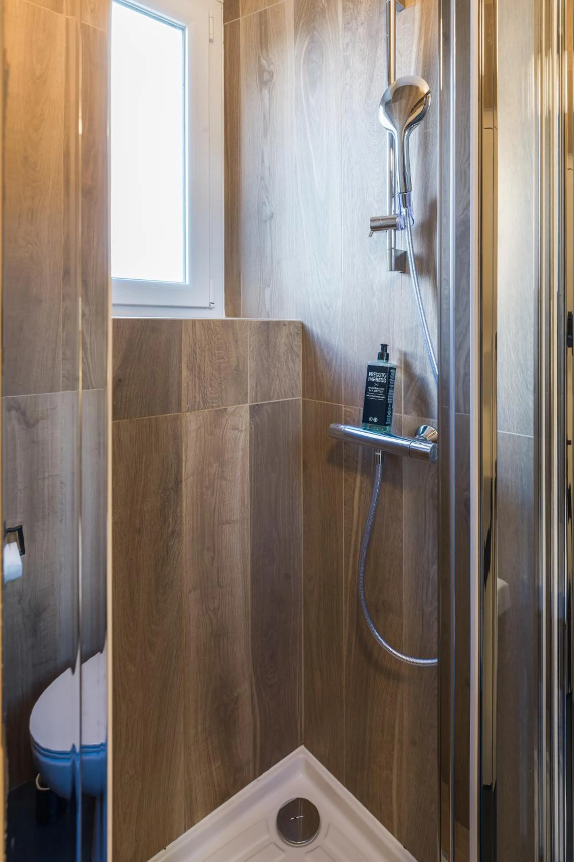 Shower in ibis Styles Saint Malo Centre Historique