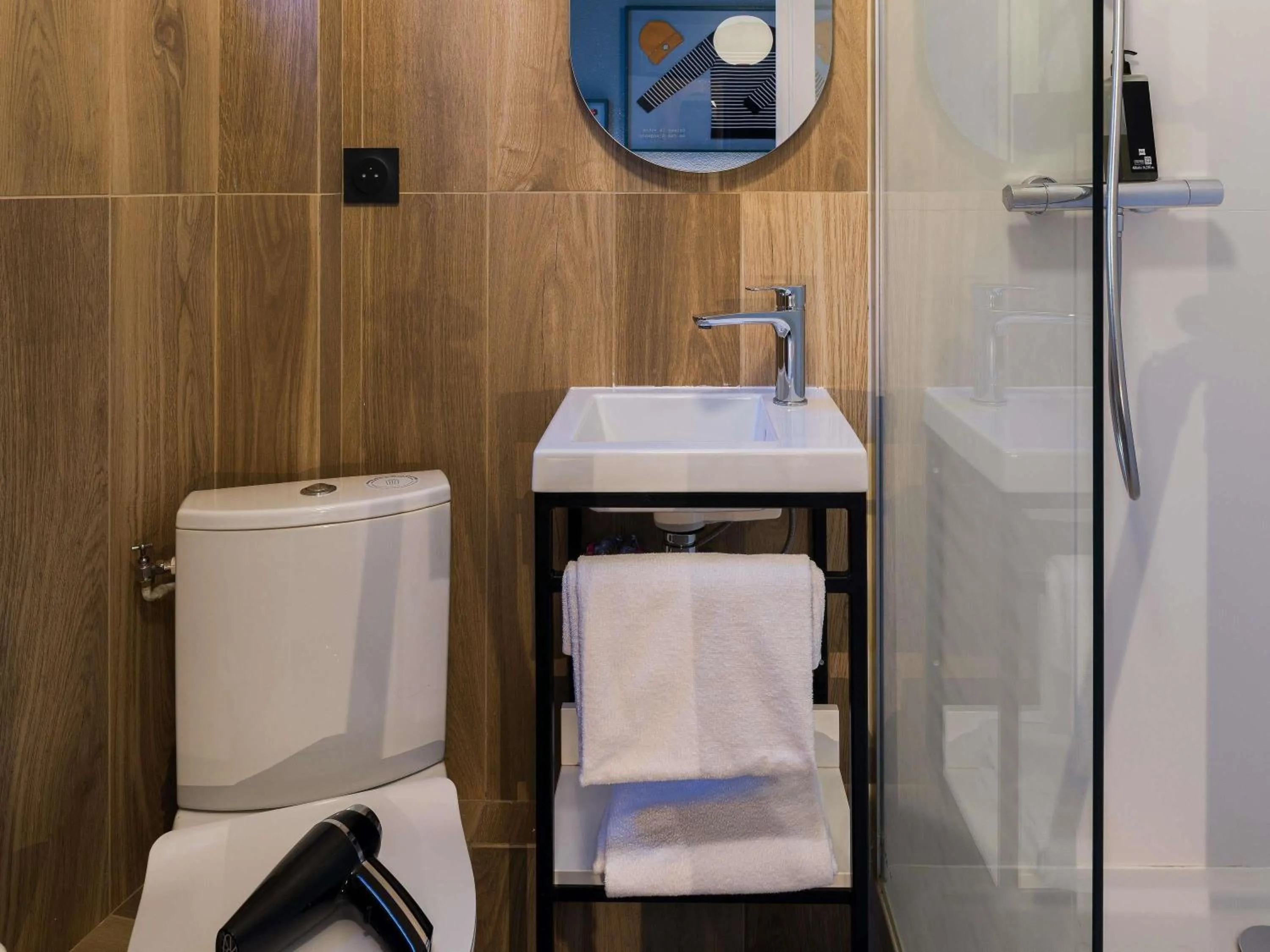 Bedroom in ibis Styles Saint Malo Centre Historique