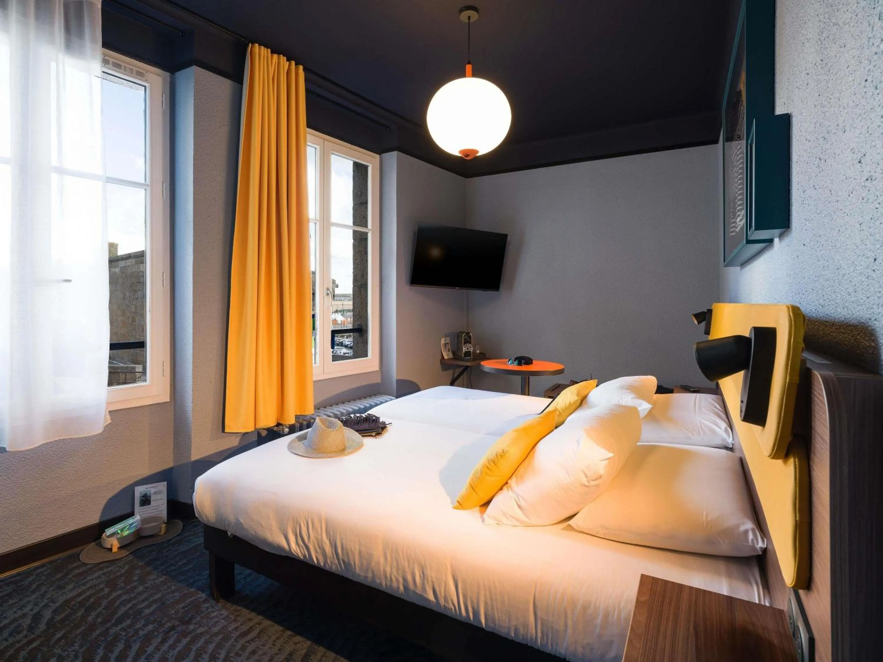 Bedroom, Bed in ibis Styles Saint Malo Centre Historique