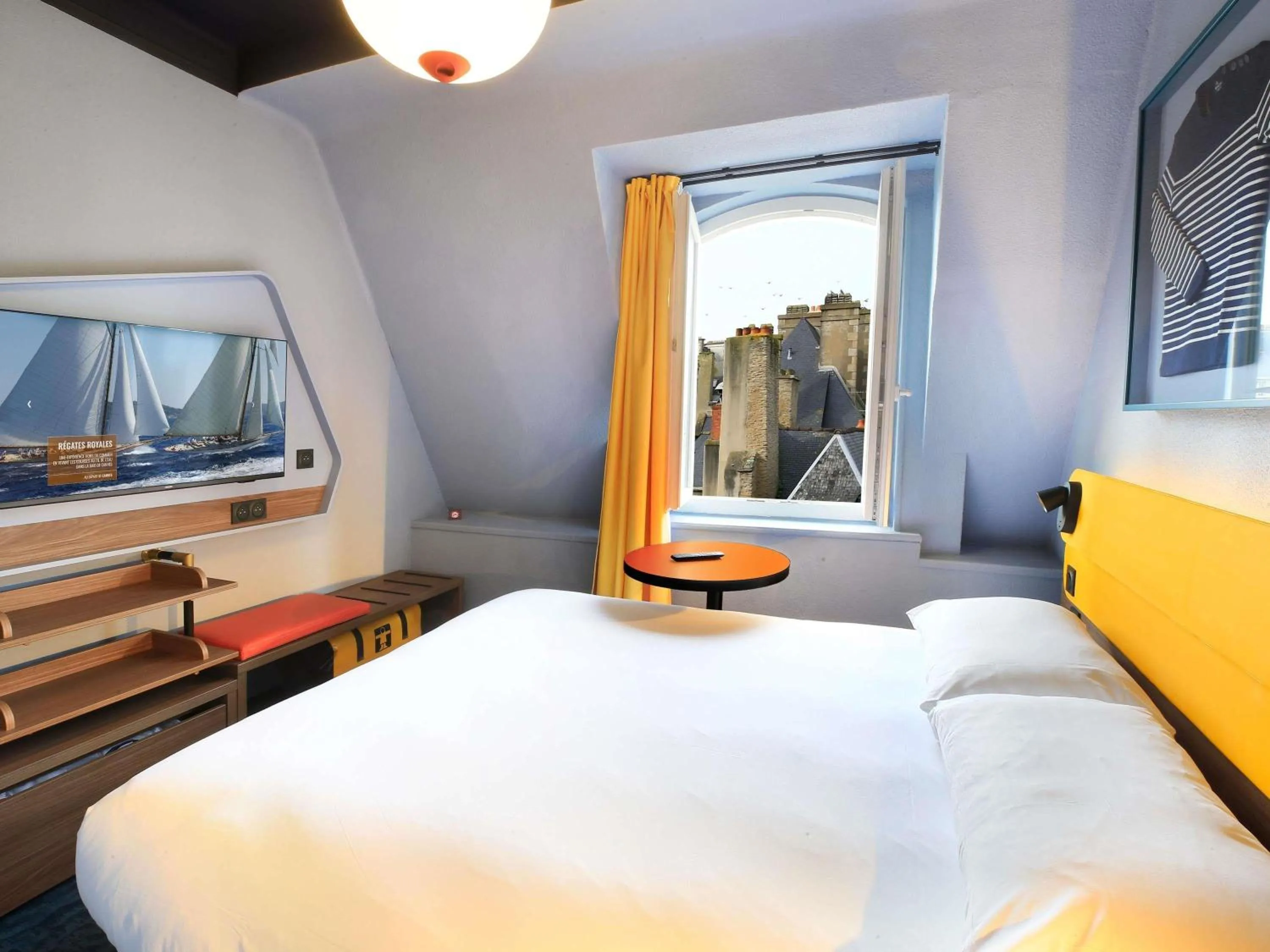 Bedroom, Bed in ibis Styles Saint Malo Centre Historique