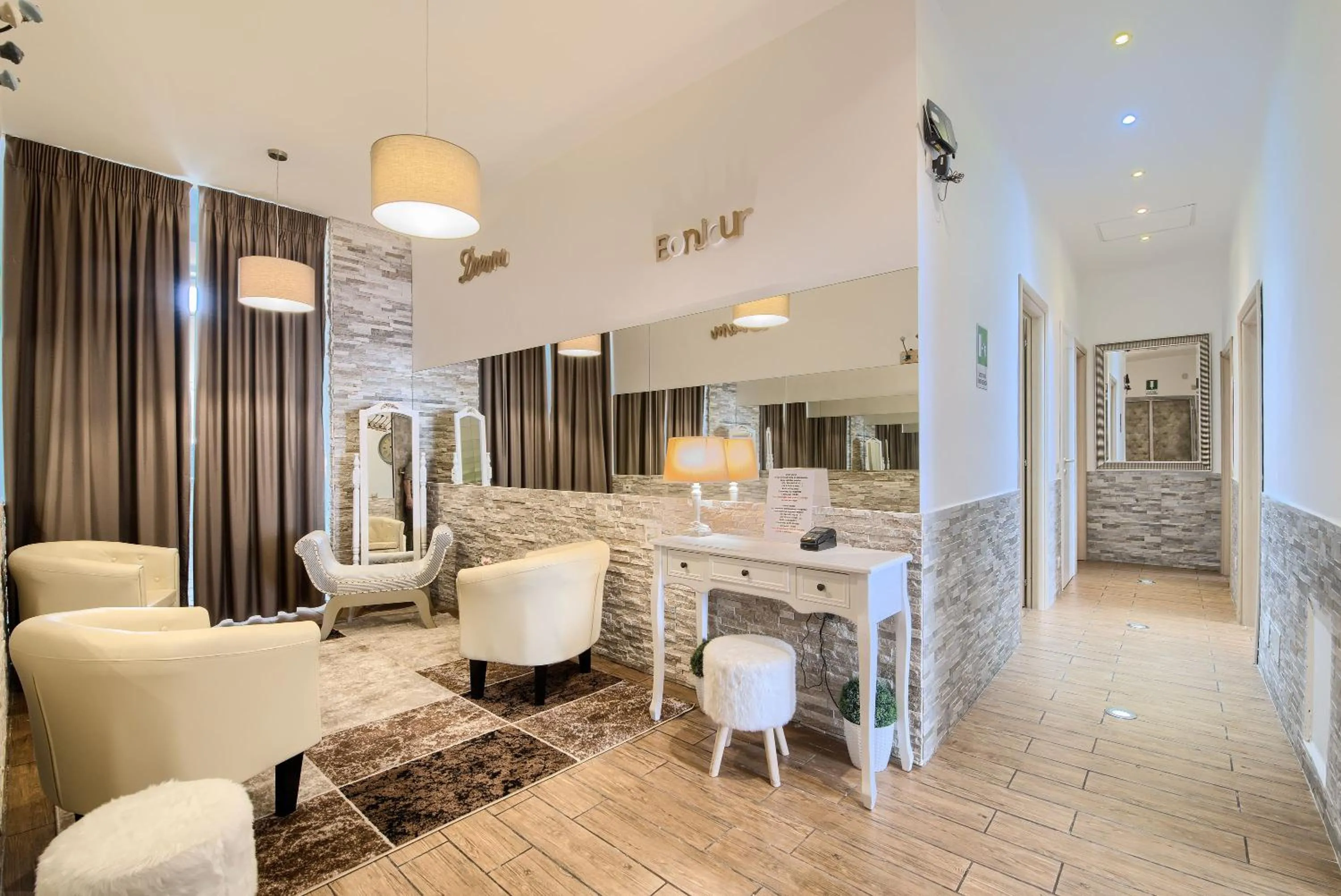 Library in Domus Pietro Inn