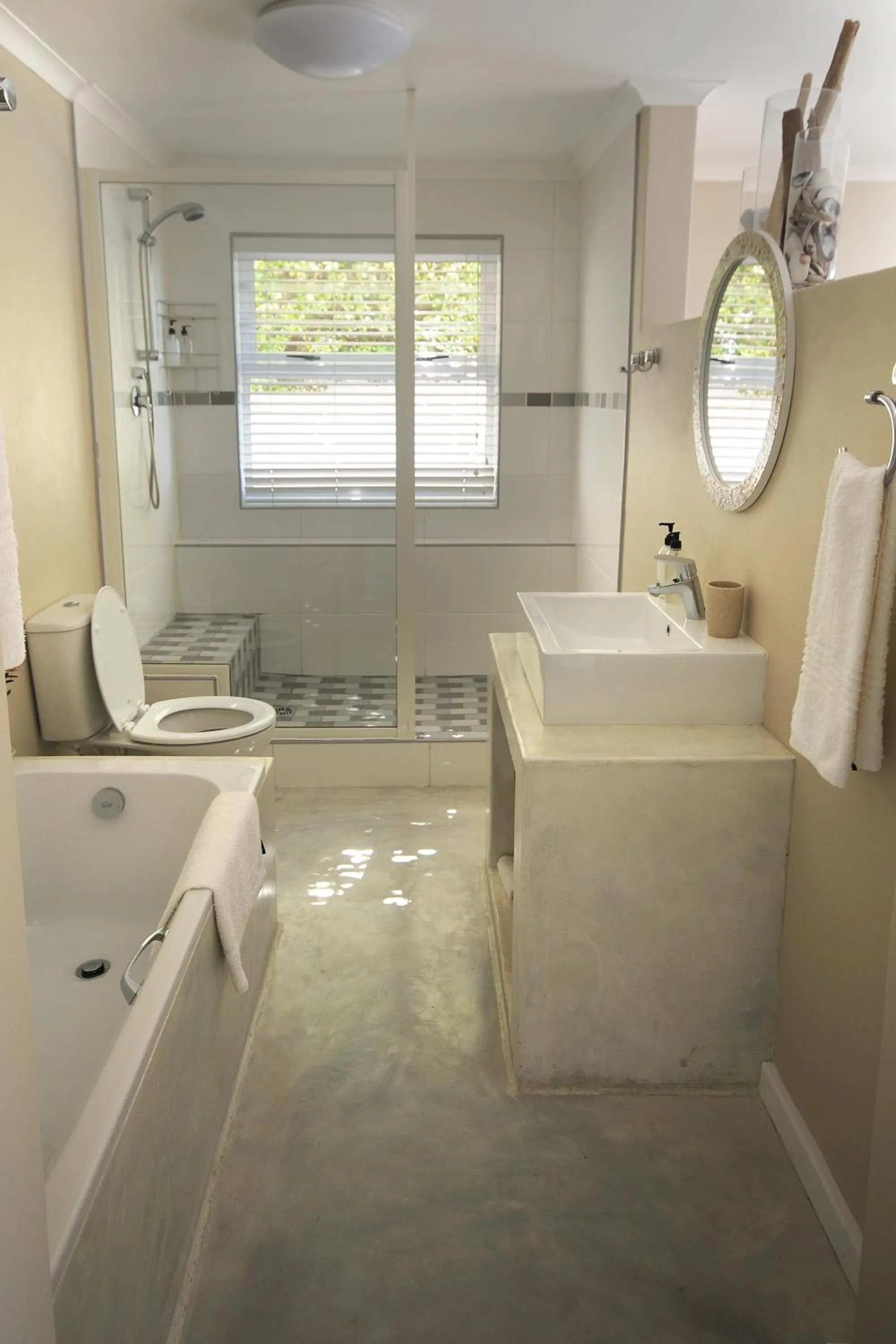 Bathroom in Rocklands Seaside Bed and Breakfast
