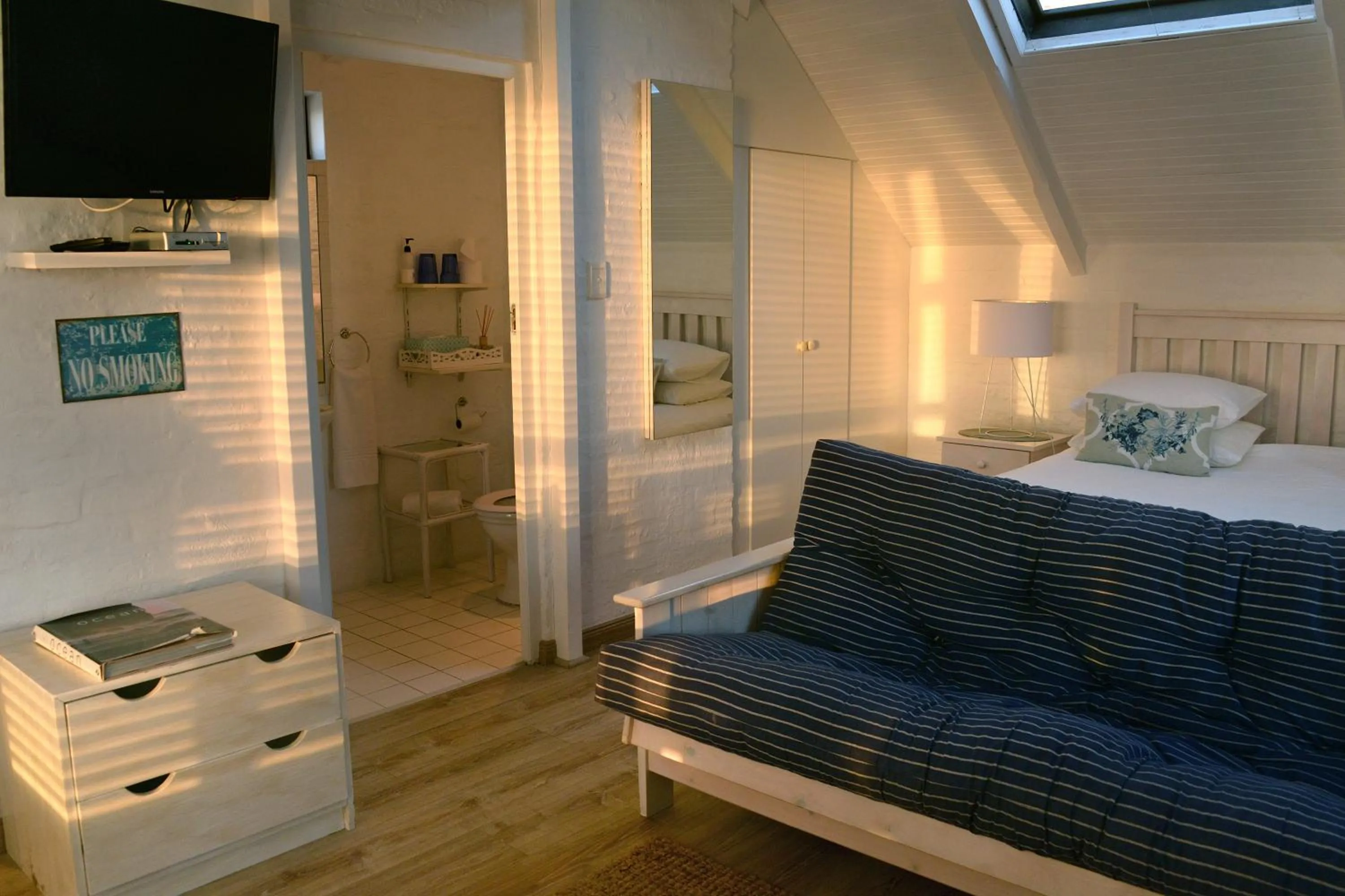 Bathroom, Bed in Rocklands Seaside Bed and Breakfast