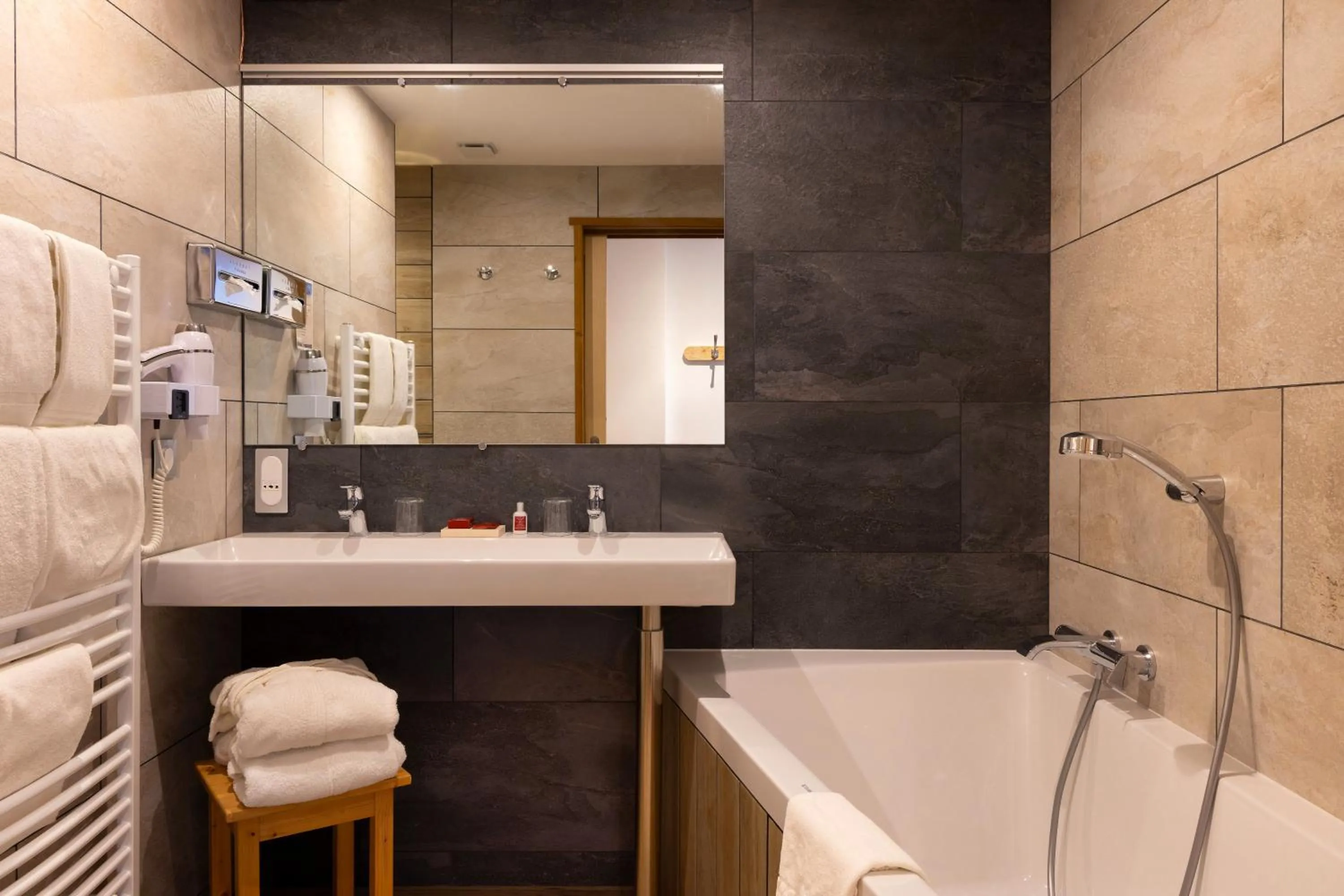 Shower in Le Castillan