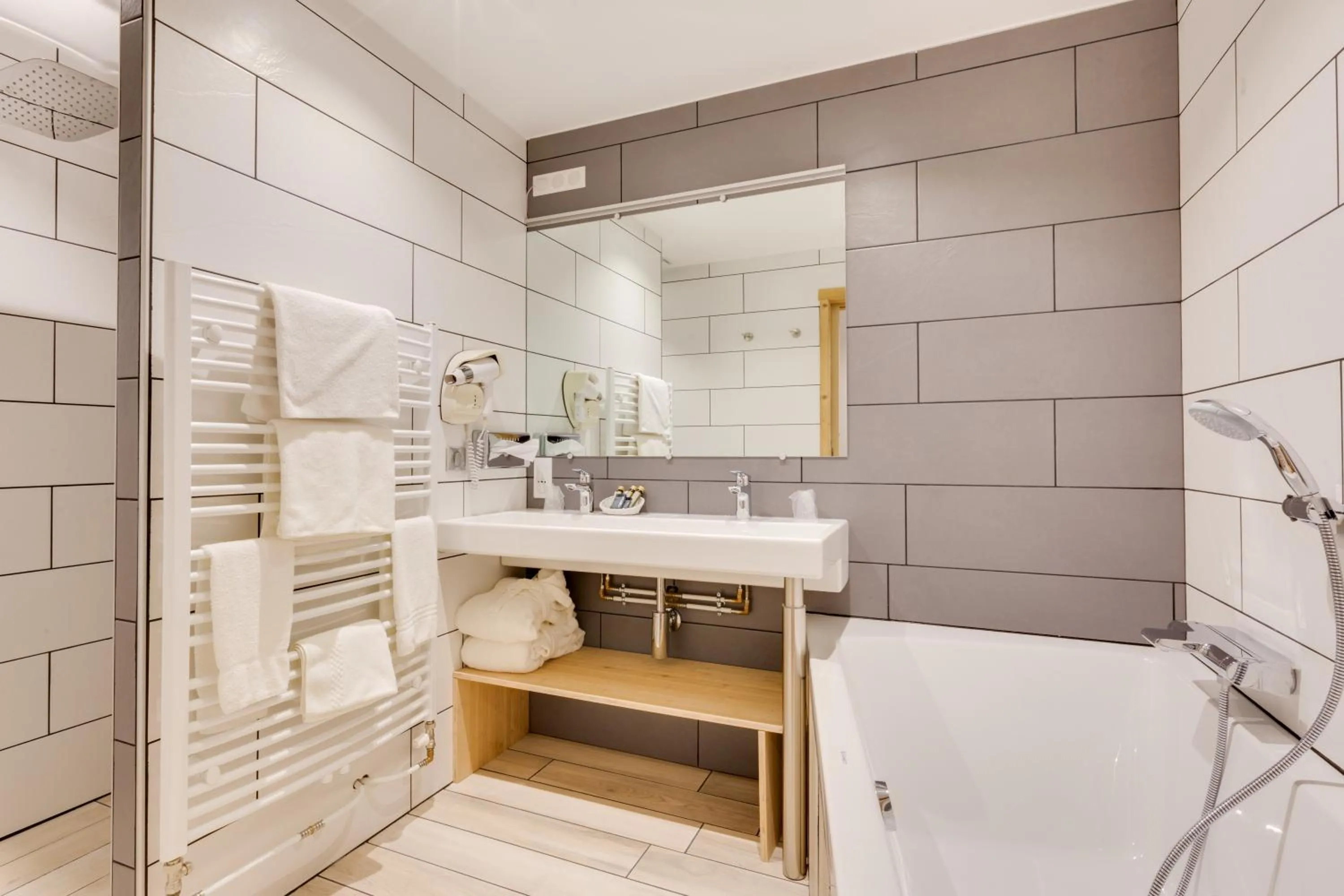 Shower in Le Castillan