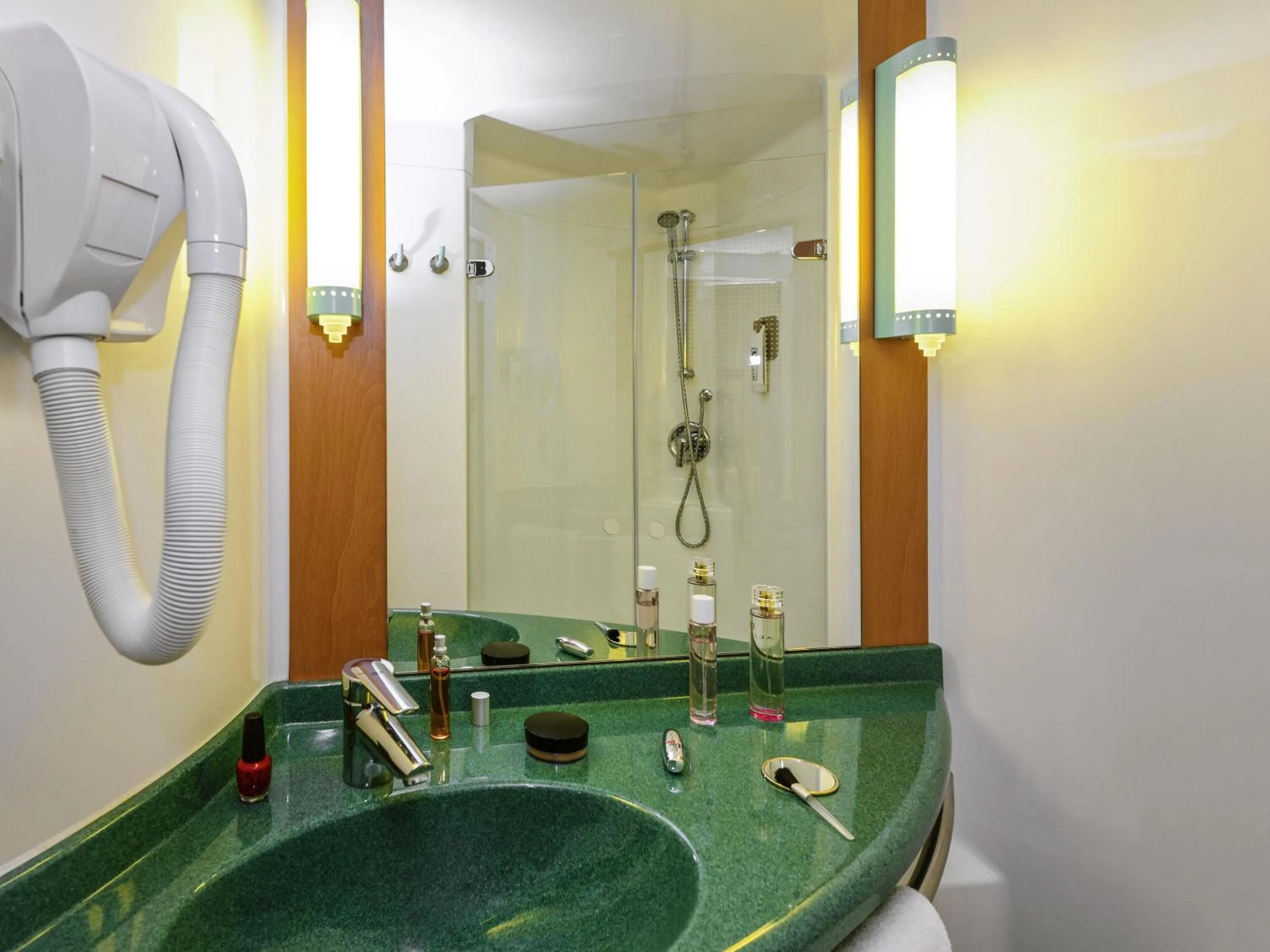 Bedroom in ibis Longwy Mexy