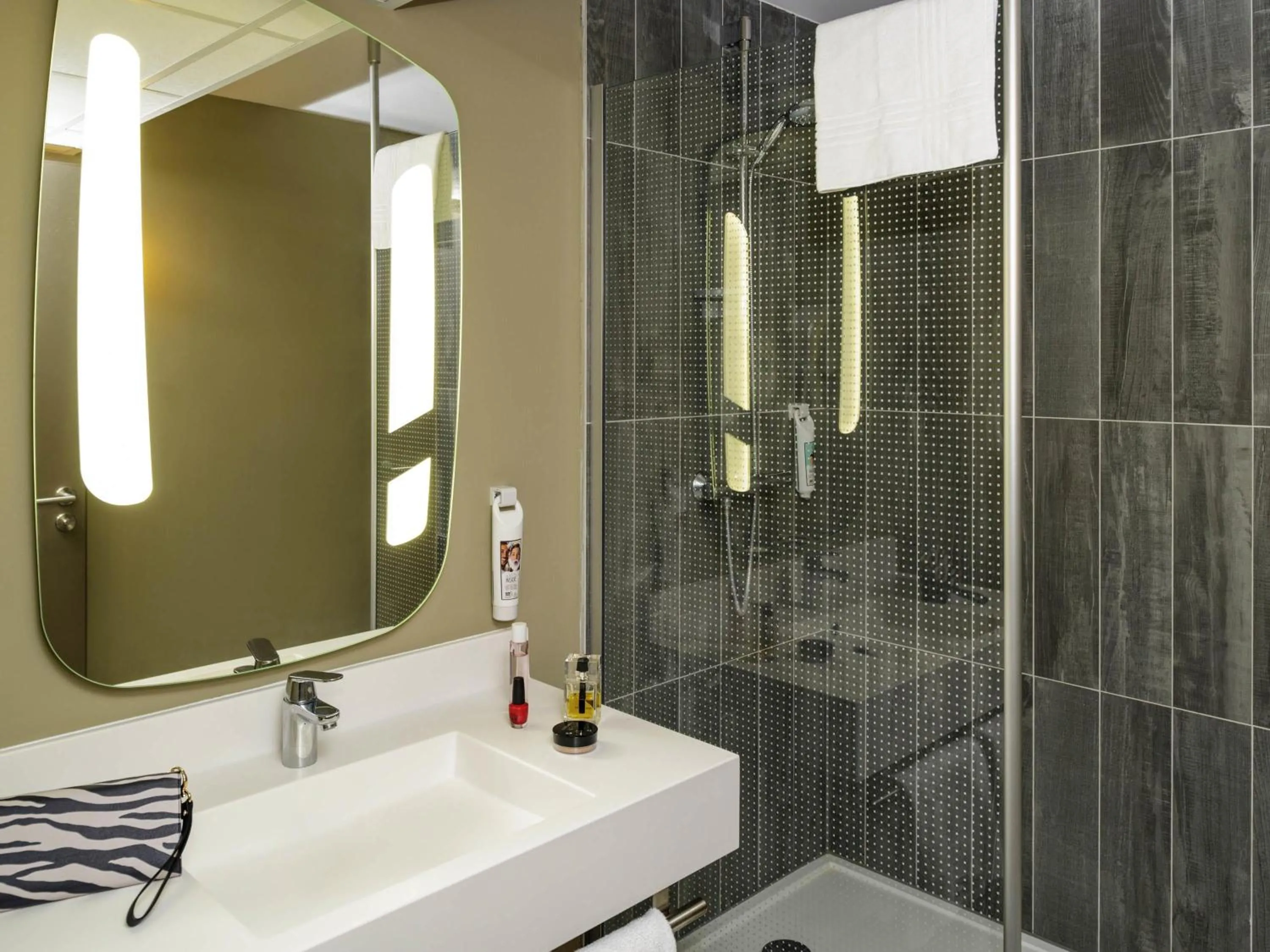 Bedroom in ibis Longwy Mexy