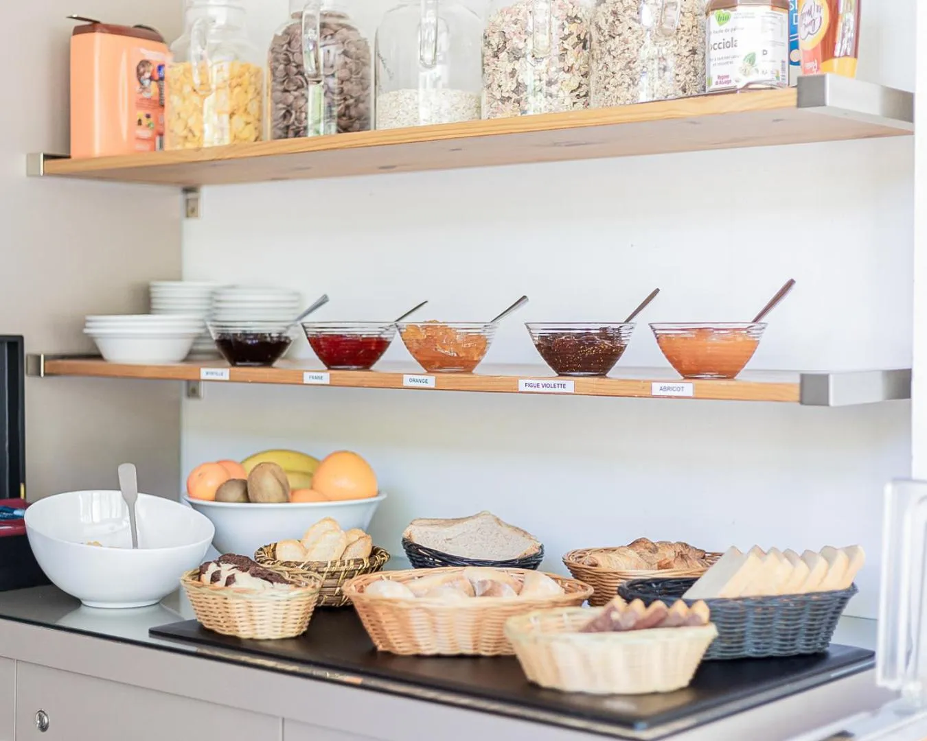 Buffet breakfast in Hôtel Lapeyronie