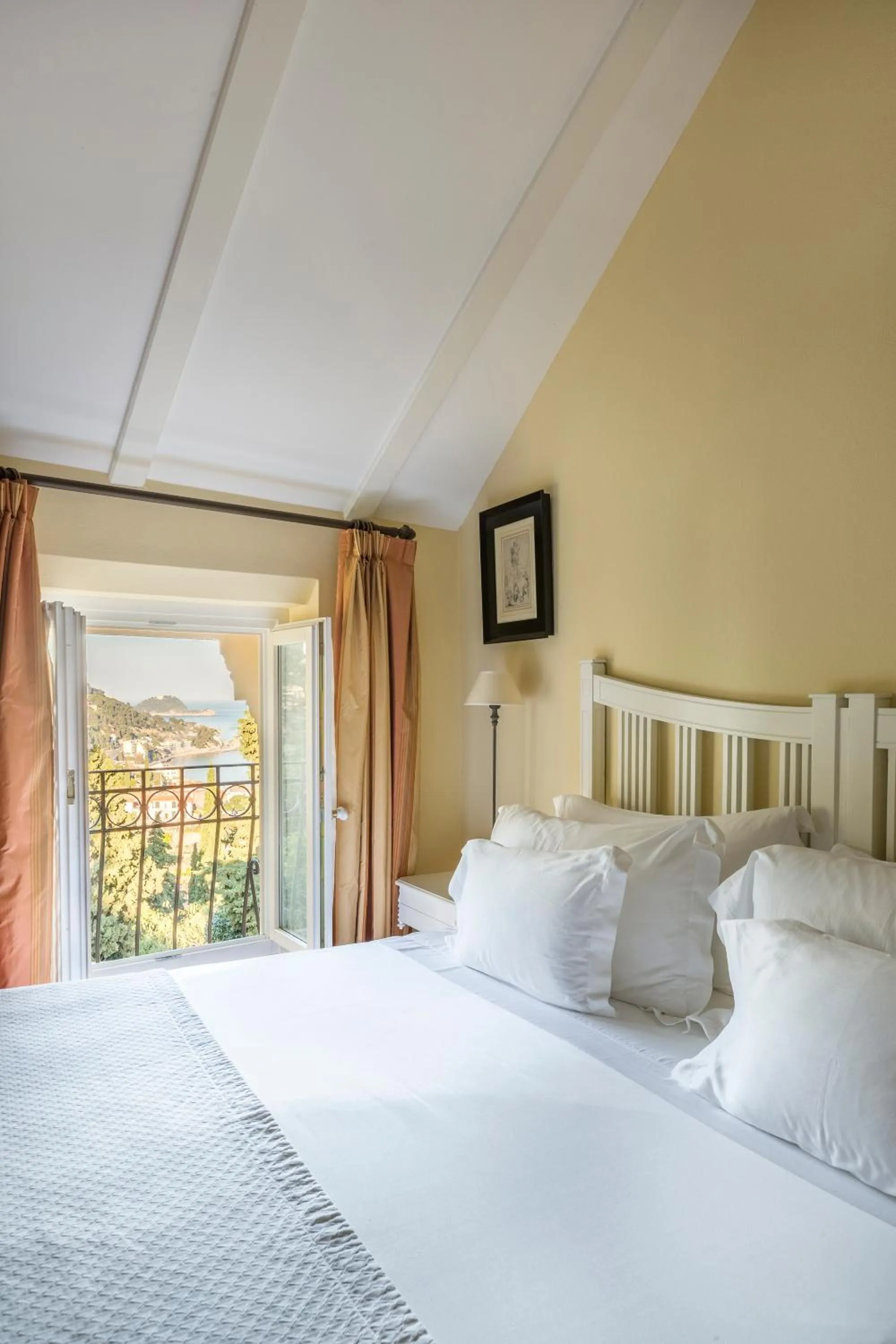 Bedroom in Villa della Pergola Relais et Chateaux