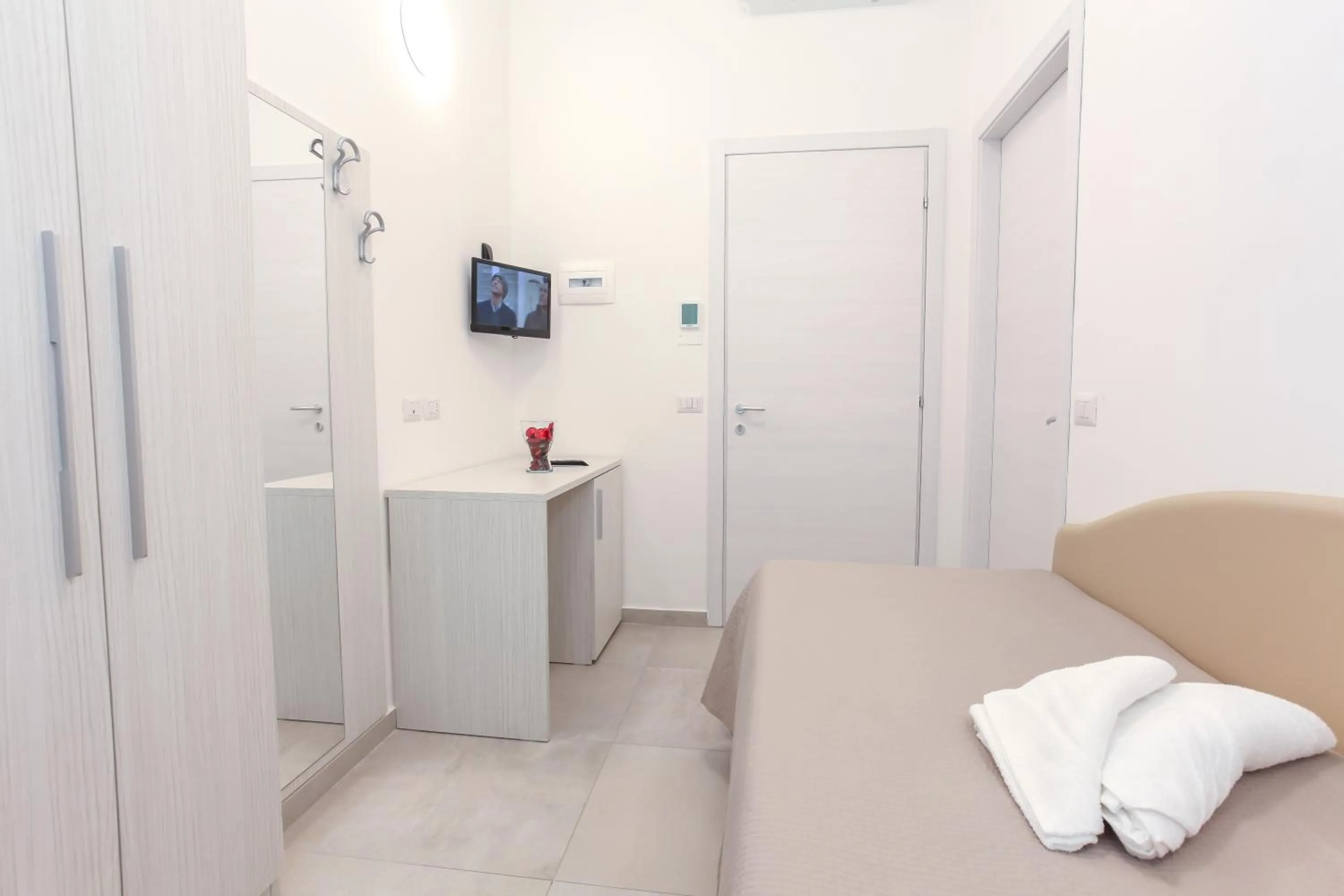 TV and multimedia, Bed in Hotel Tourist Meuble