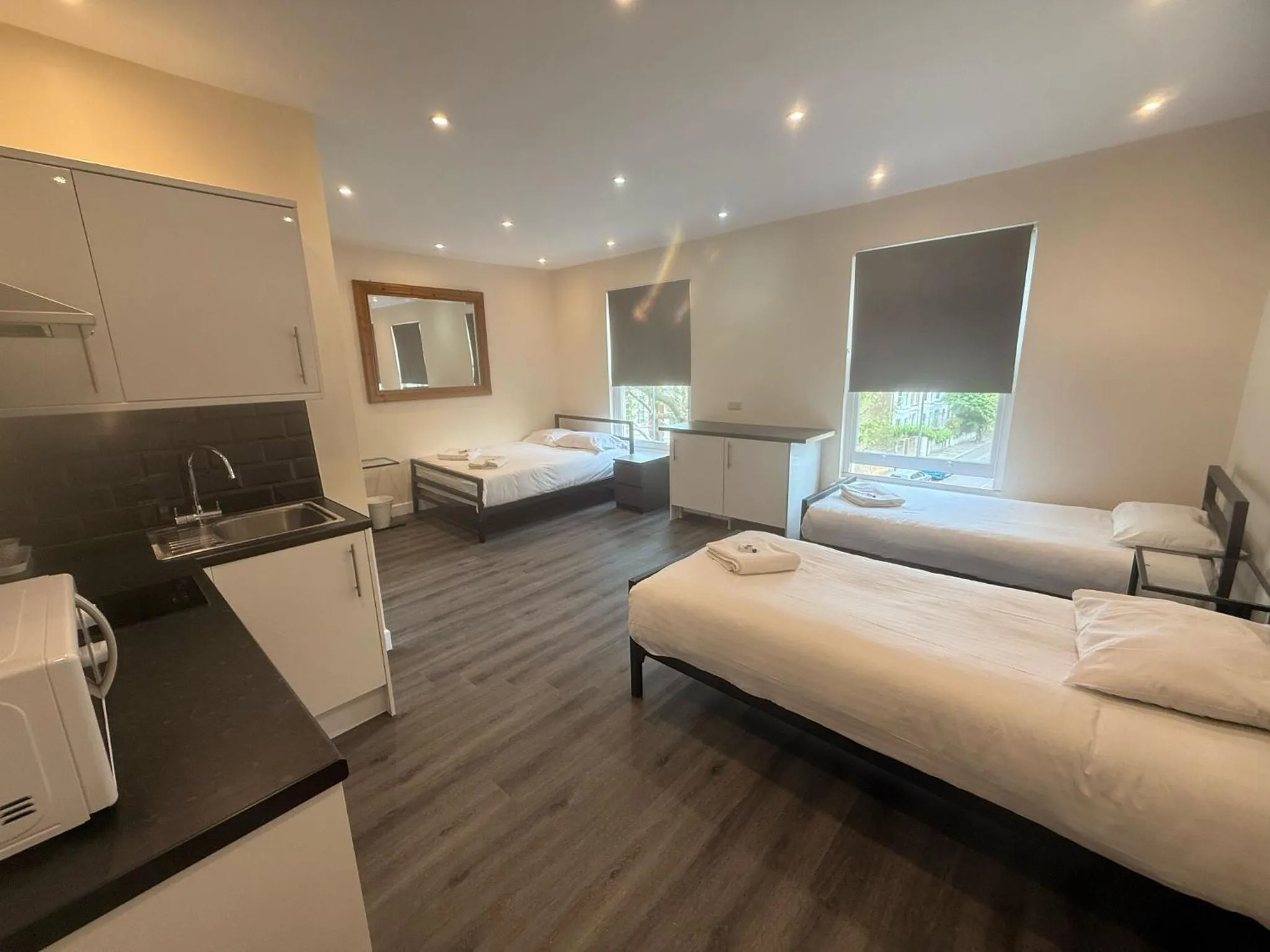 Kitchen or kitchenette, Bed in Saba Hotel London