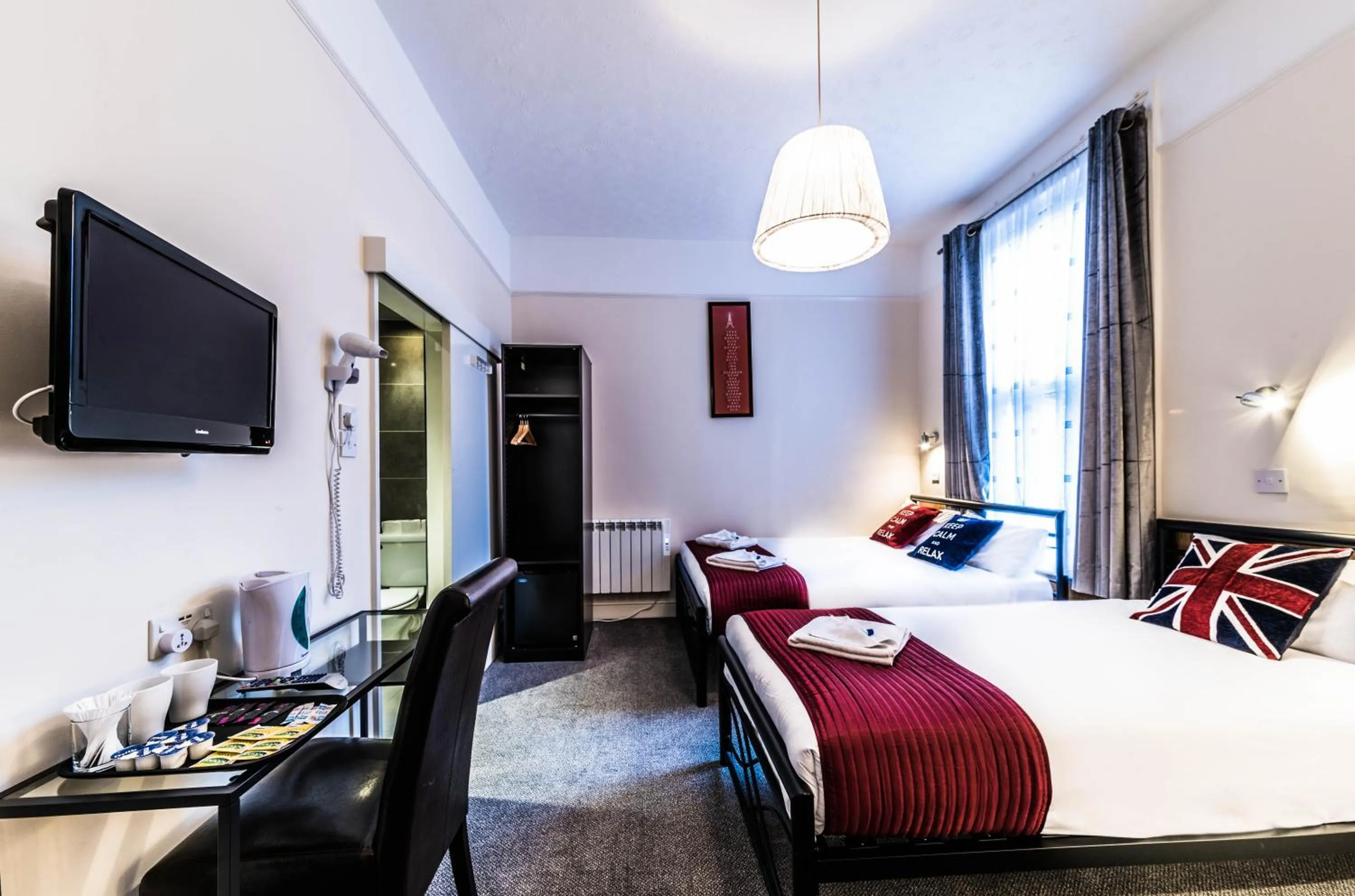 Communal lounge/ TV room, Bed in Saba Hotel London