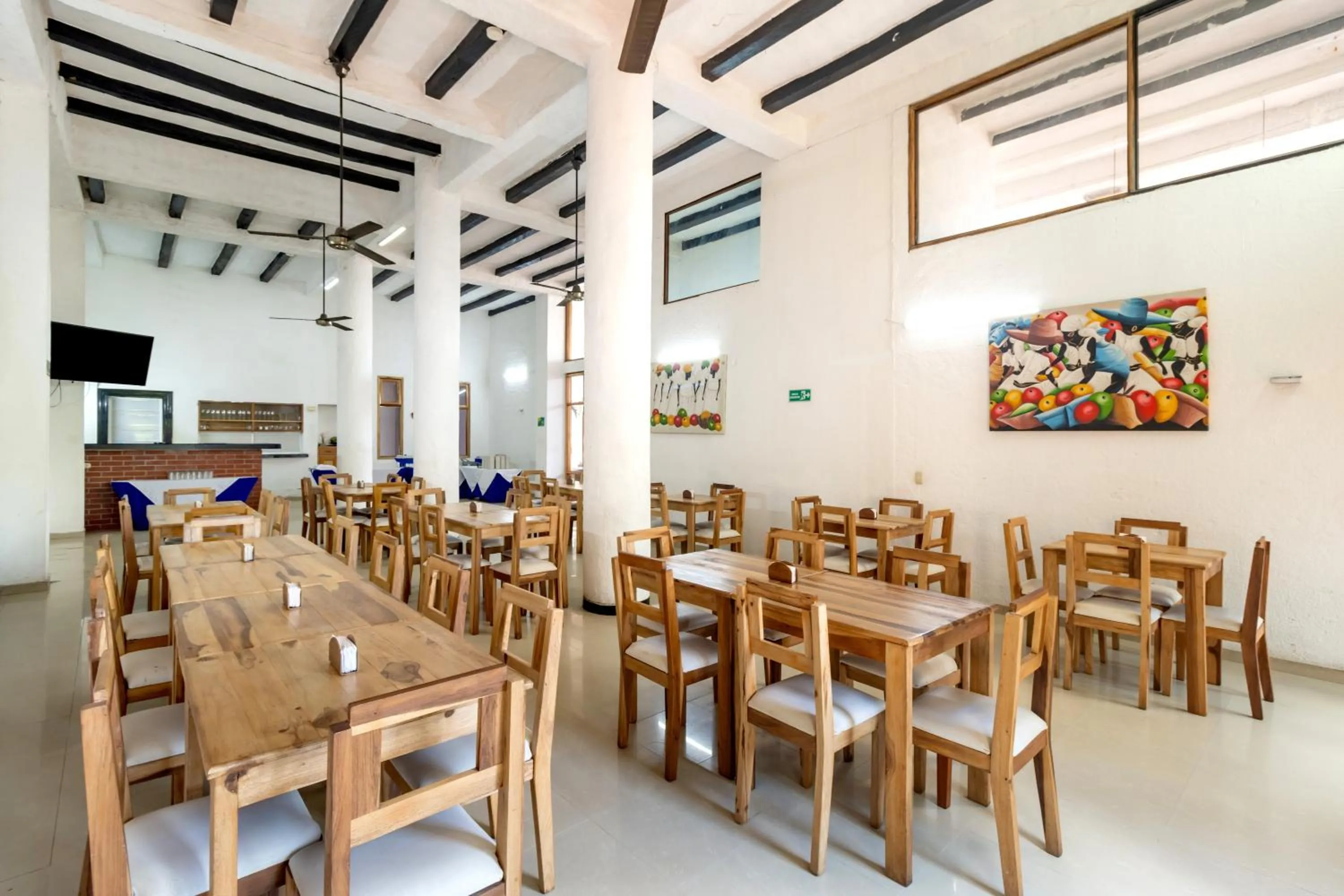 Restaurant/places to eat in Hotel Sansiraka Suites By GEH Suites