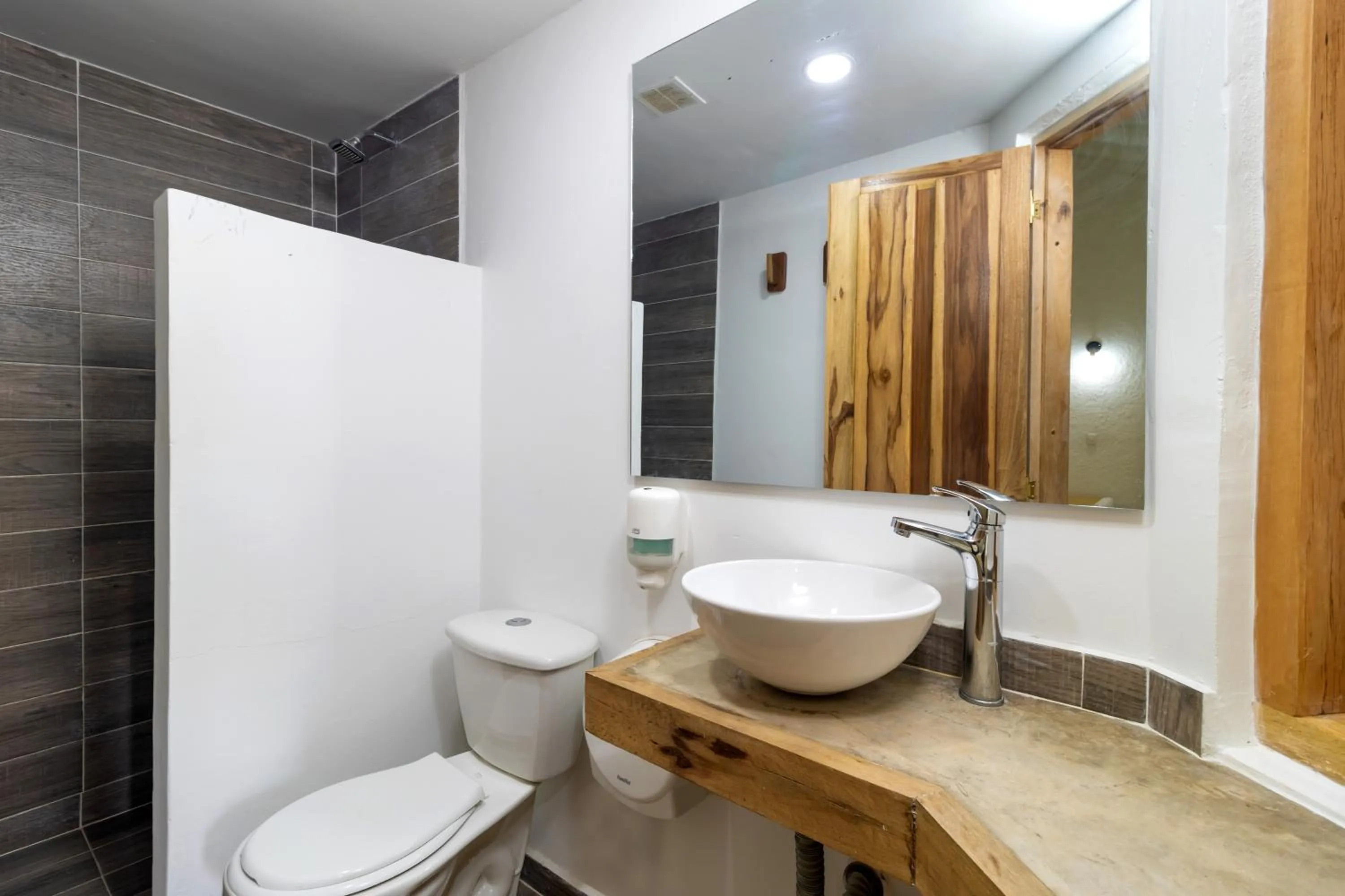 Bathroom in Hotel Sansiraka Suites By GEH Suites