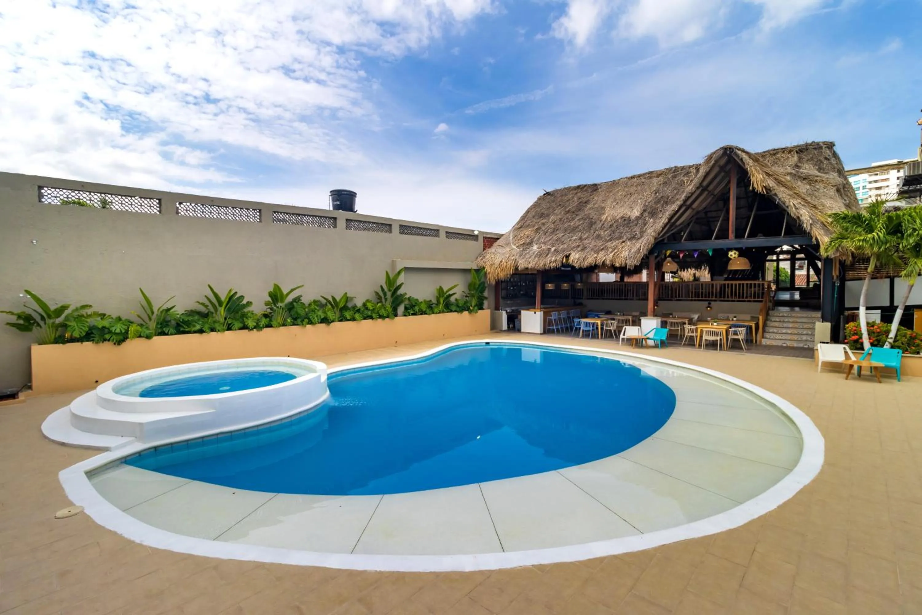 Swimming pool in Hotel Sansiraka Suites By GEH Suites