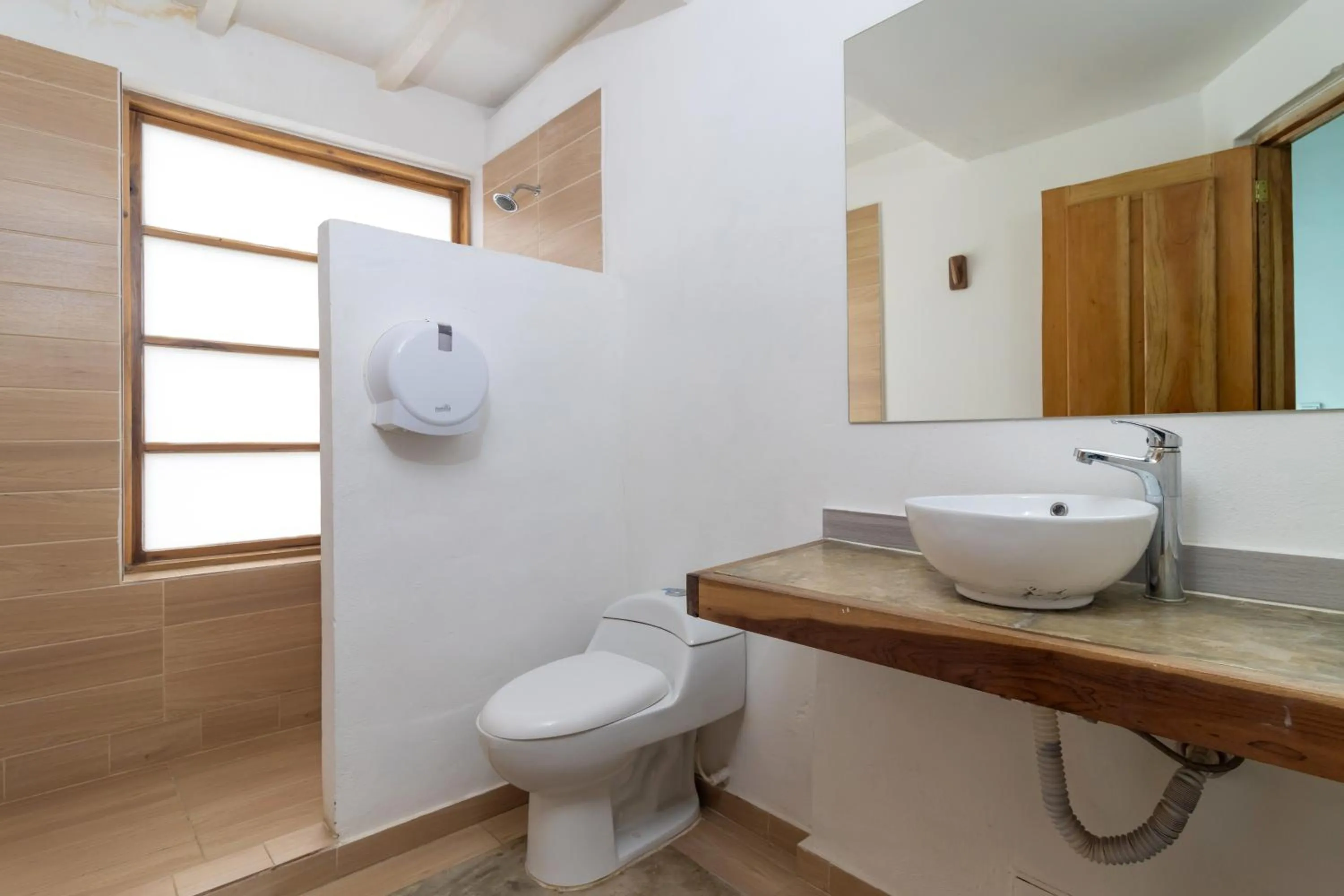 Bathroom in Hotel Sansiraka Suites By GEH Suites